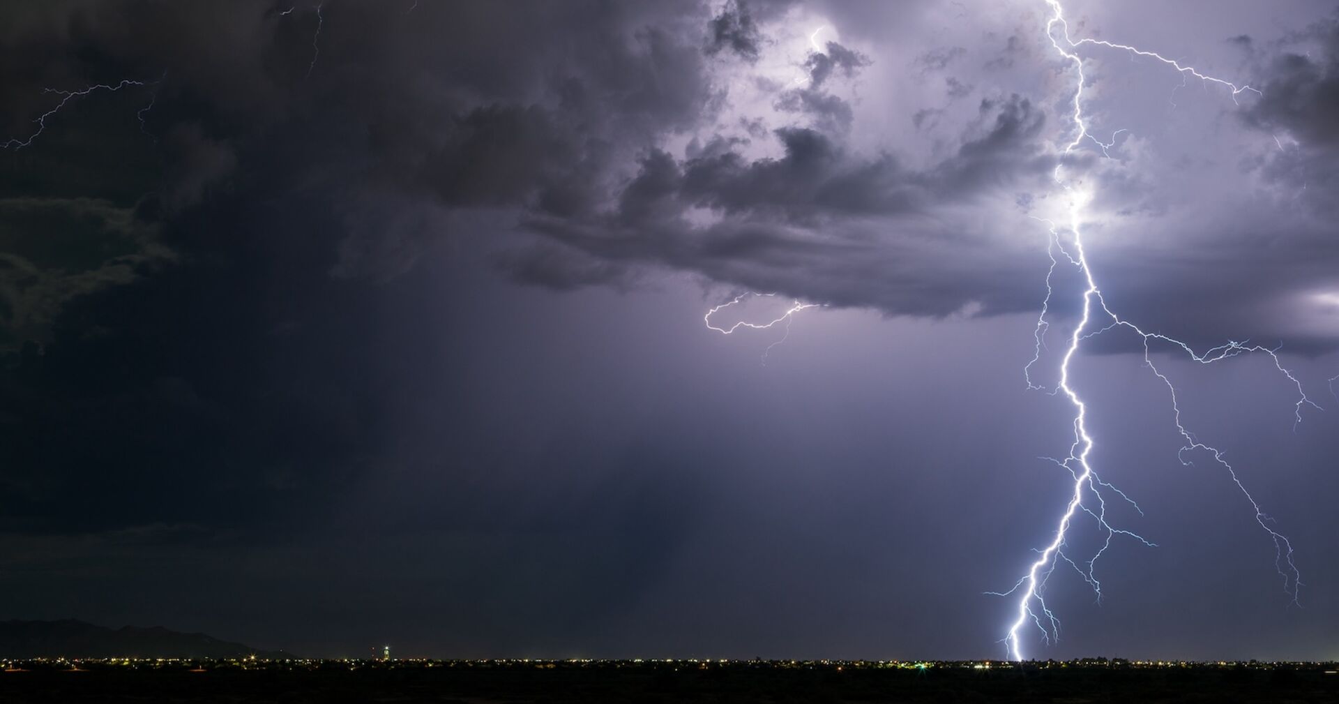 Ein mächtiger Blitz am Himmel.