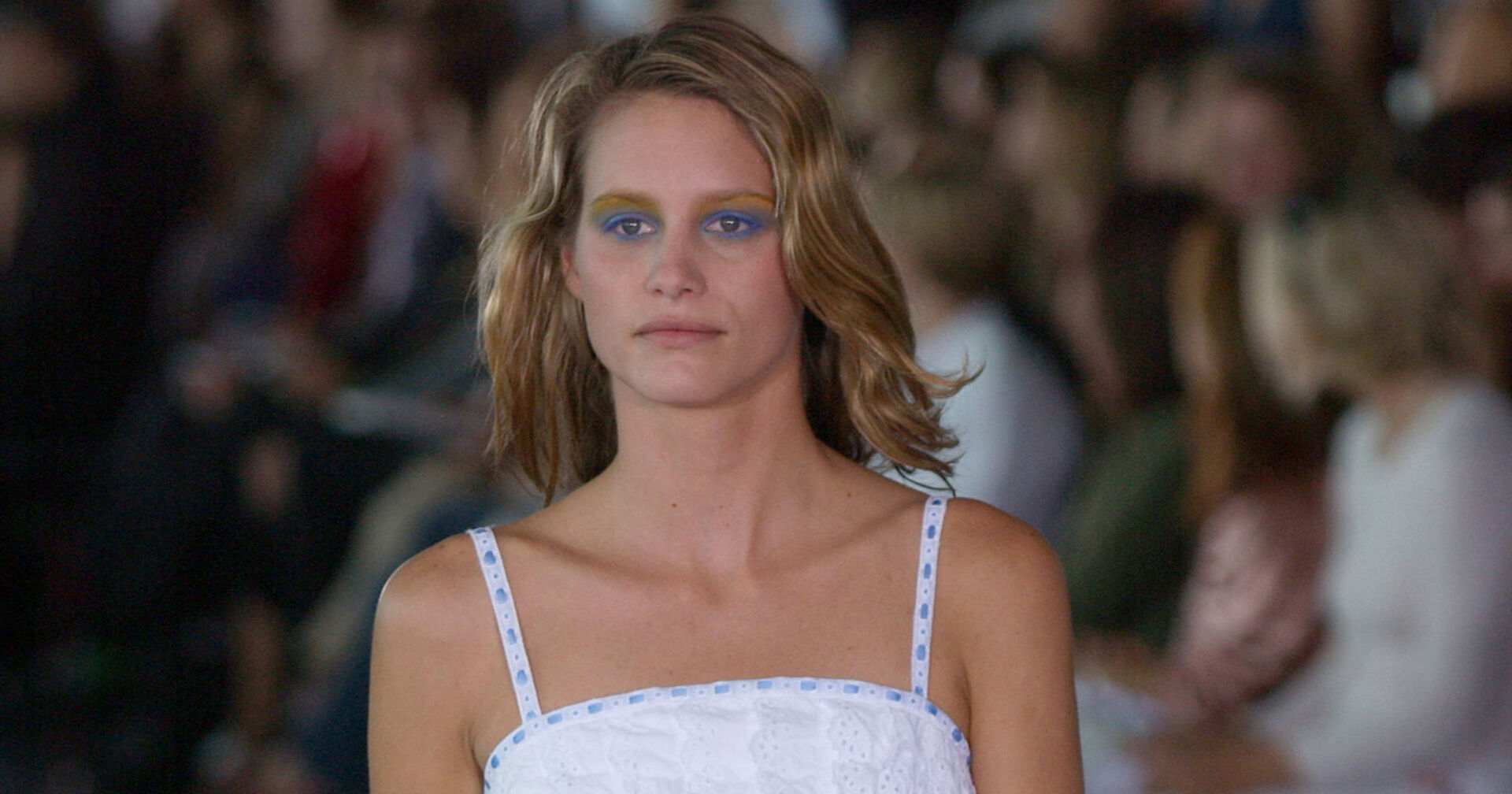 Frau in weißem Kleid am Laufsteg