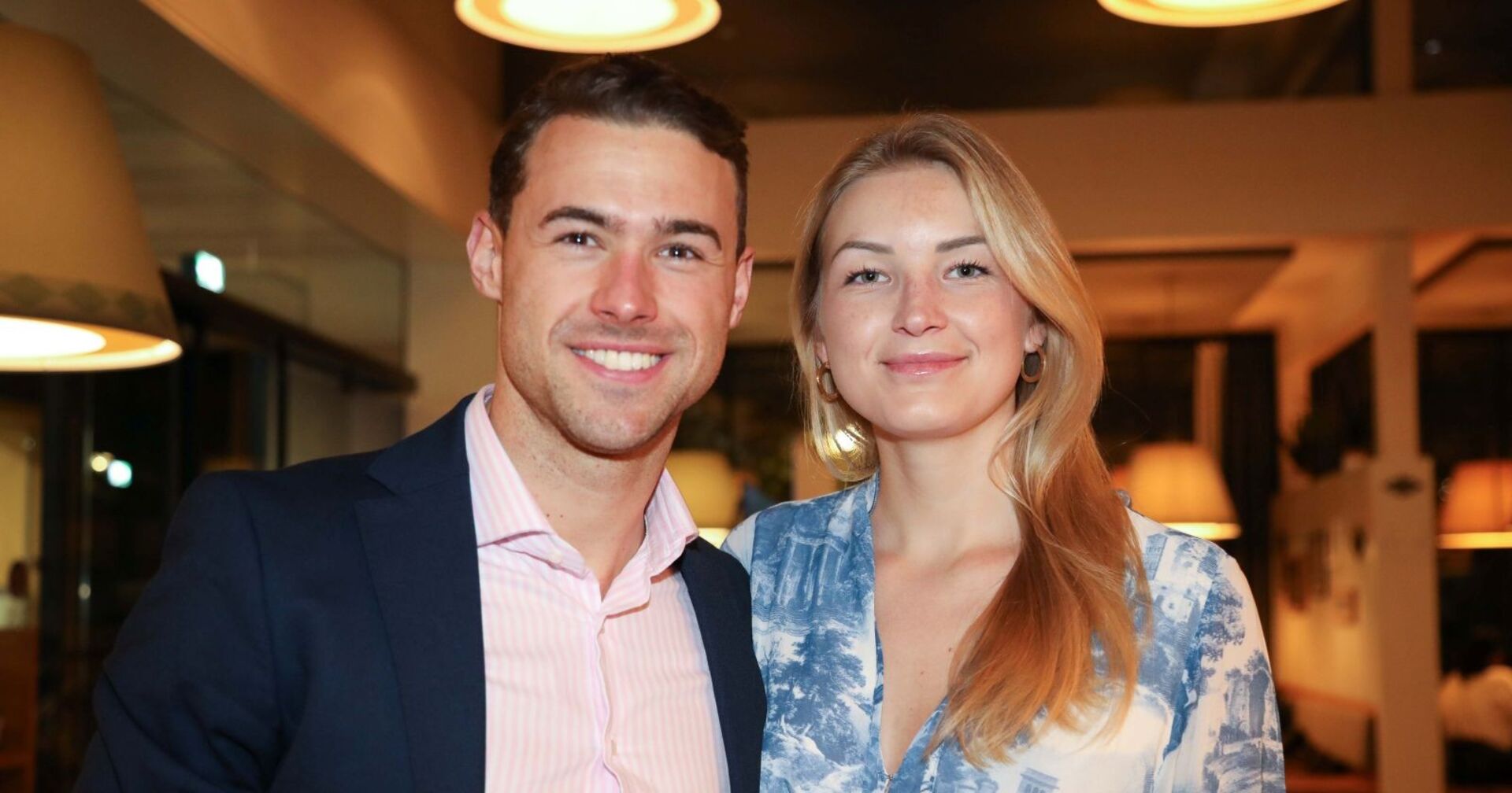 Alexander und Violeta lächeln in Kamera