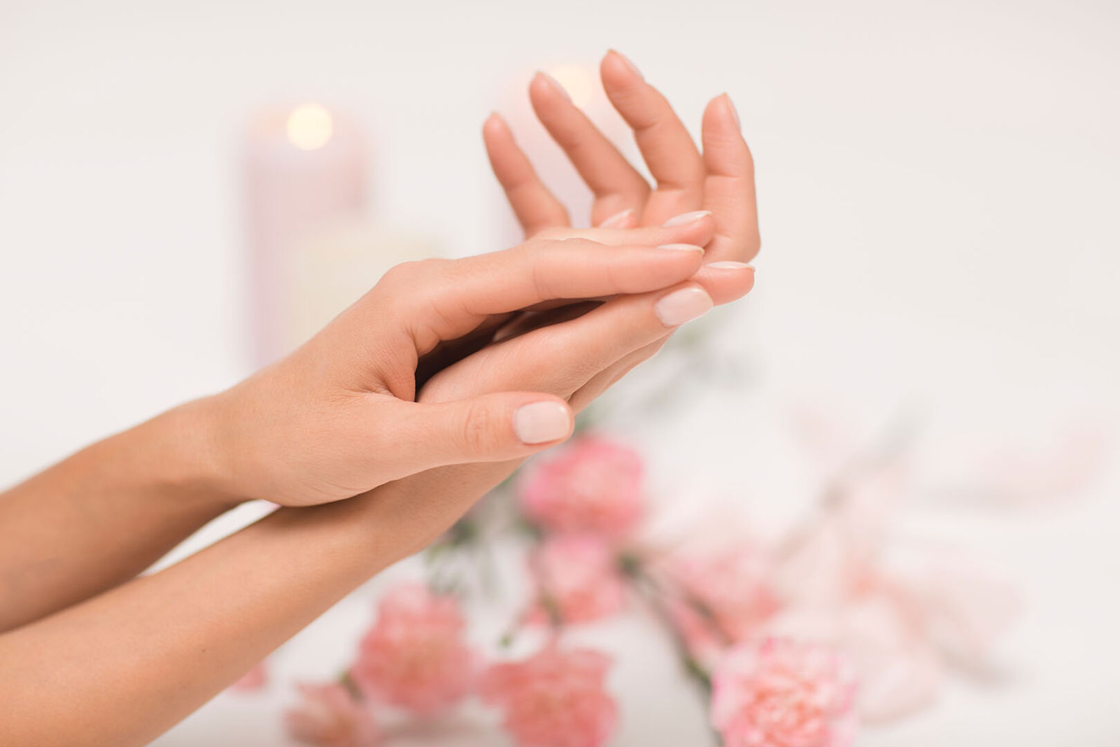 Frauenhände mit rosa Nagellack | Credit: iStock.com/Foremniakowski