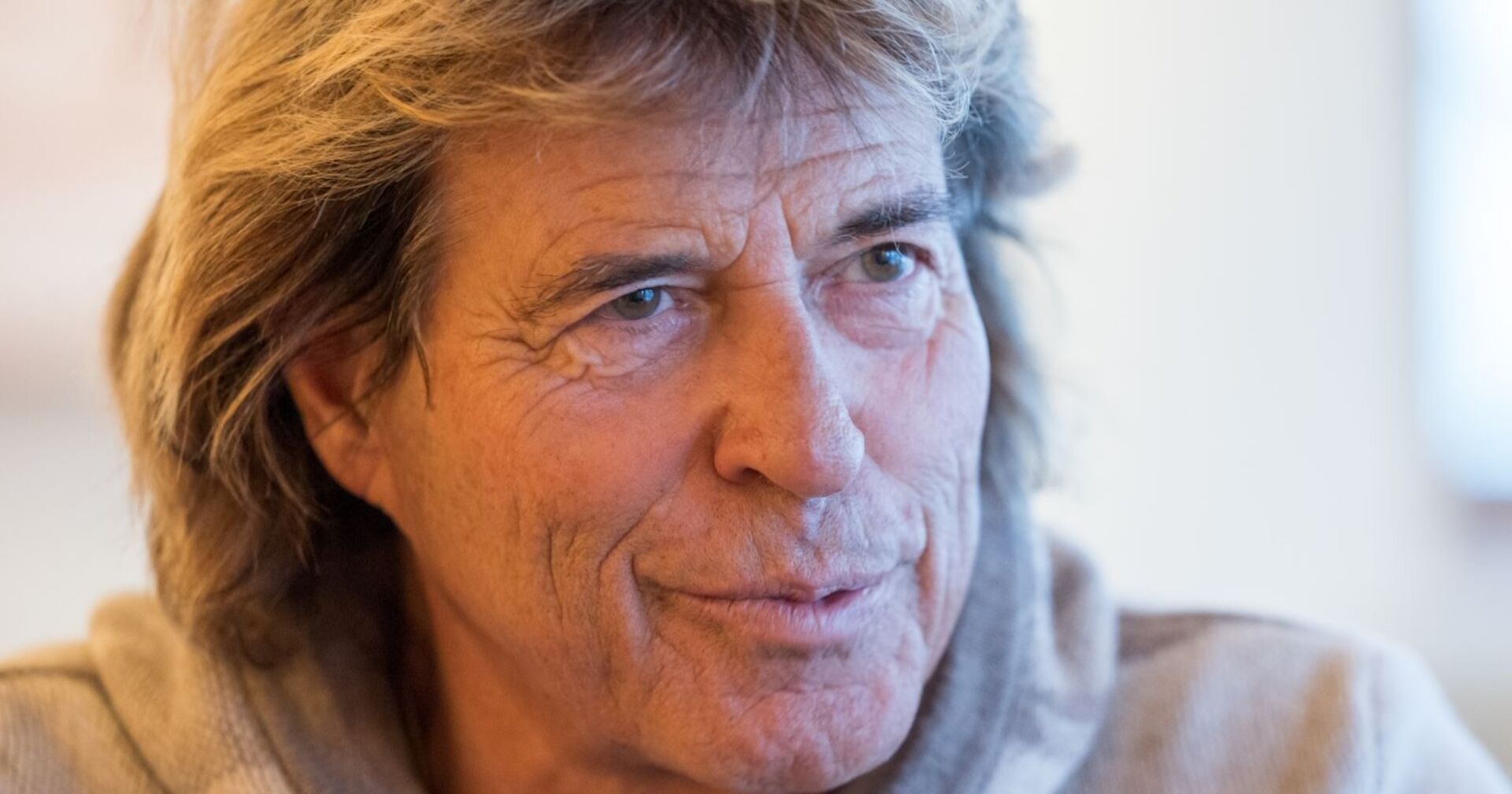 Hansi Hinterseer blickt in die Kamera