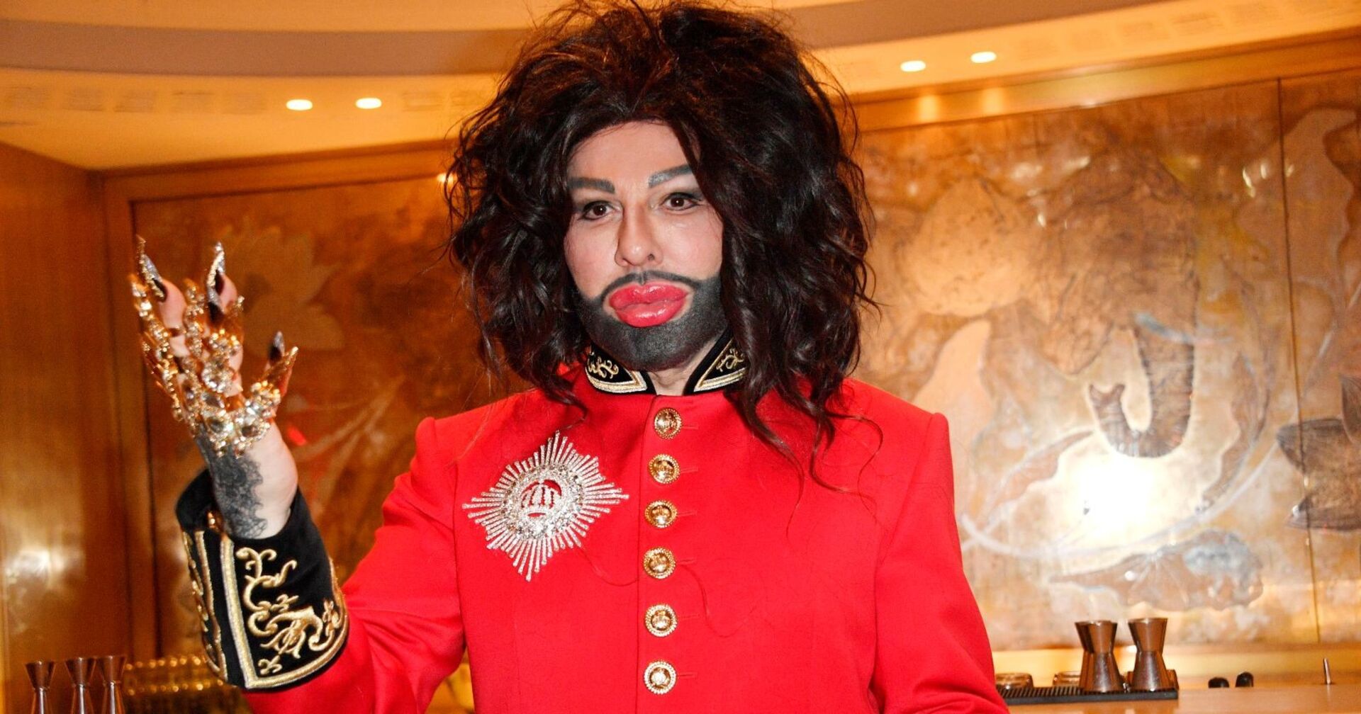 Harald Glööckler in roter Jacke