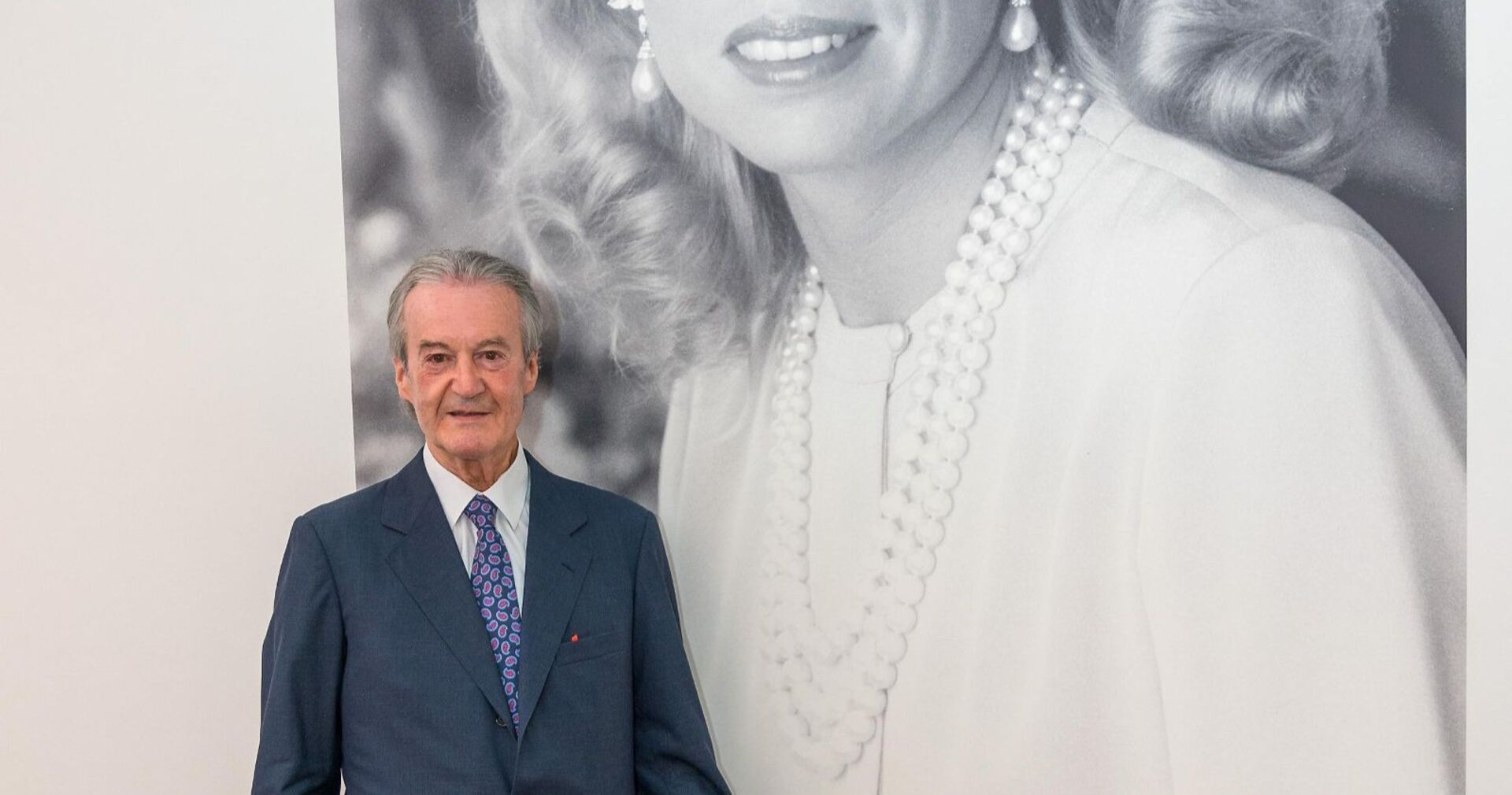 Witwer Karl Goëss mit einem Bild seiner verstorbenen Frau.