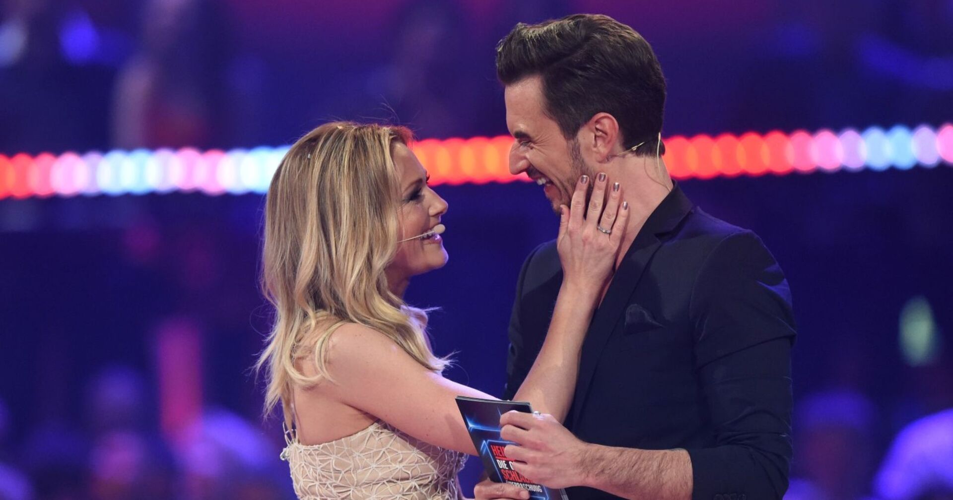 Helene Fischer greift in Florian Silbereisens Gesicht.