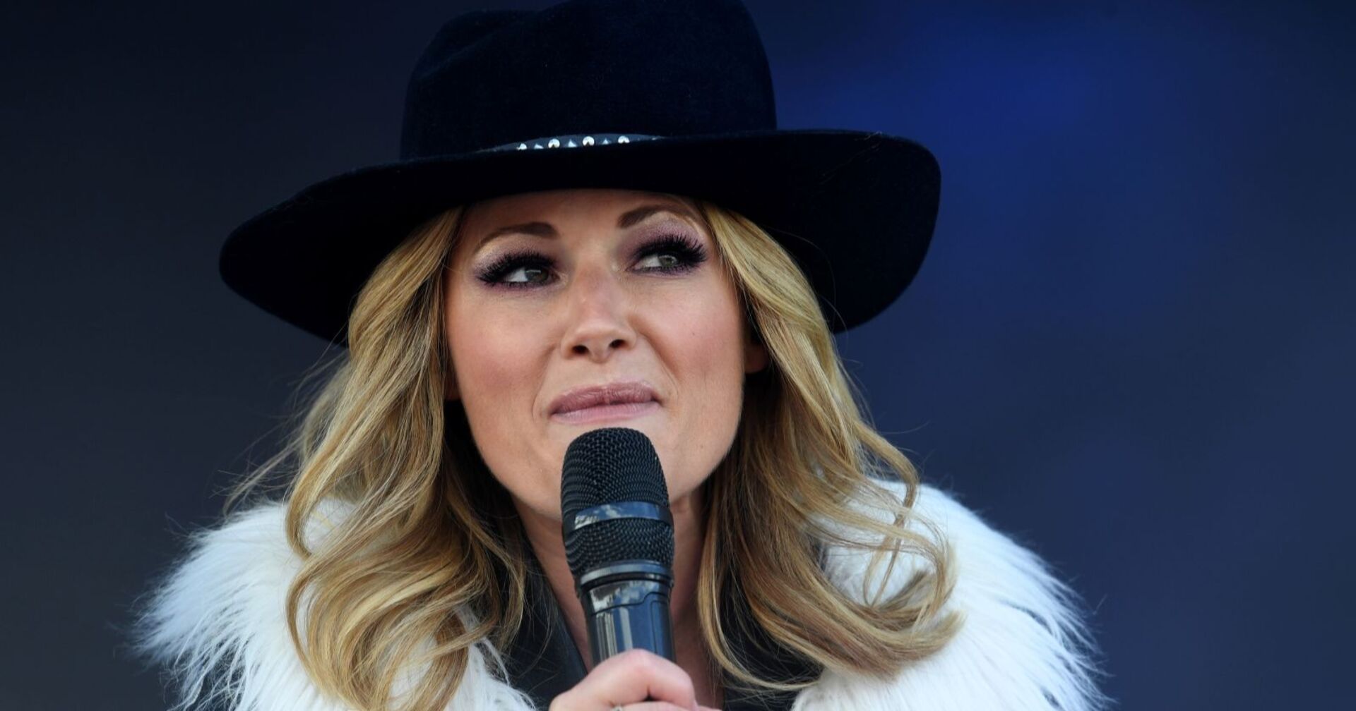 Helene Fischer mit einem schwarzen Hut.