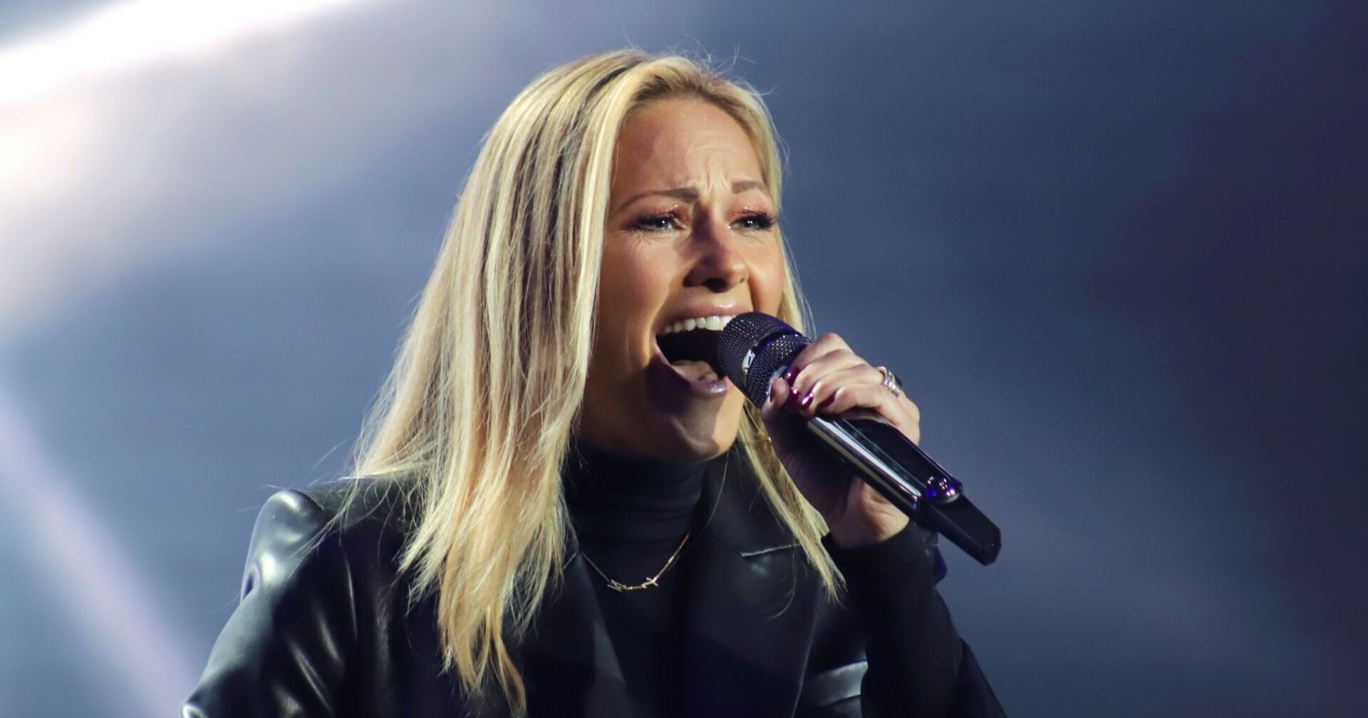 Helene Fischer mit Mikrophon