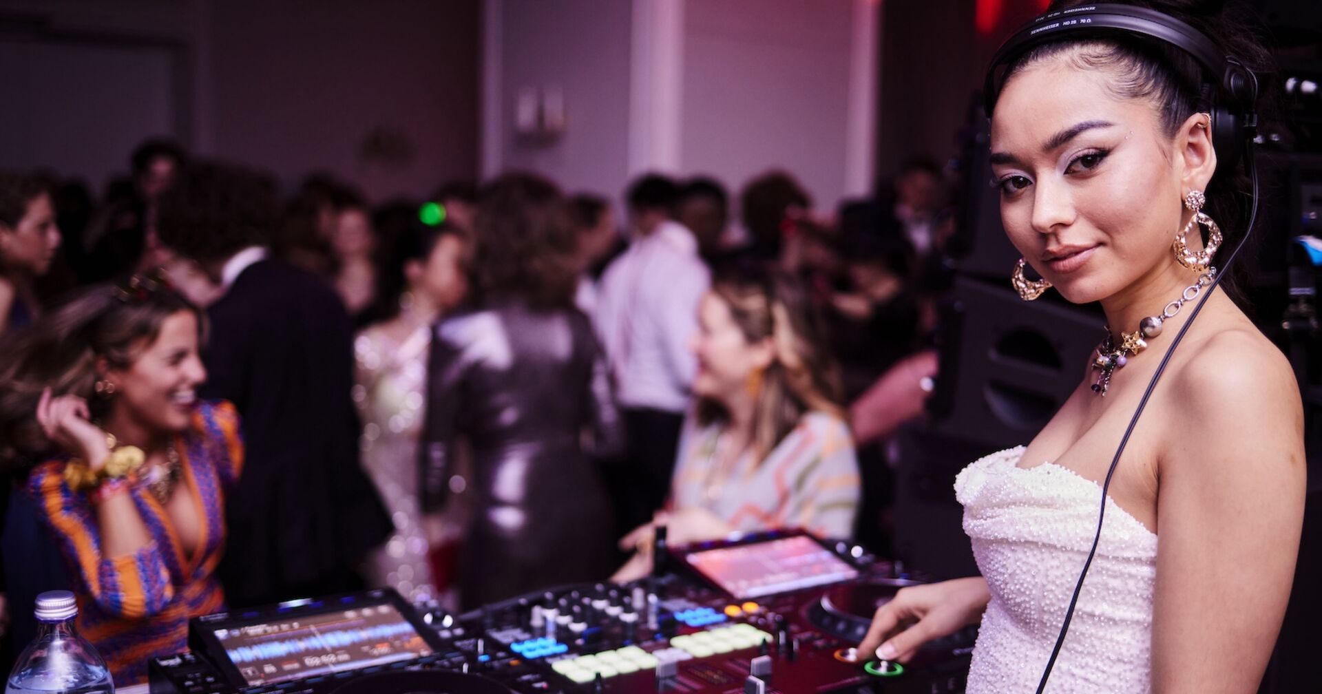 DJane blickt in die Kamera