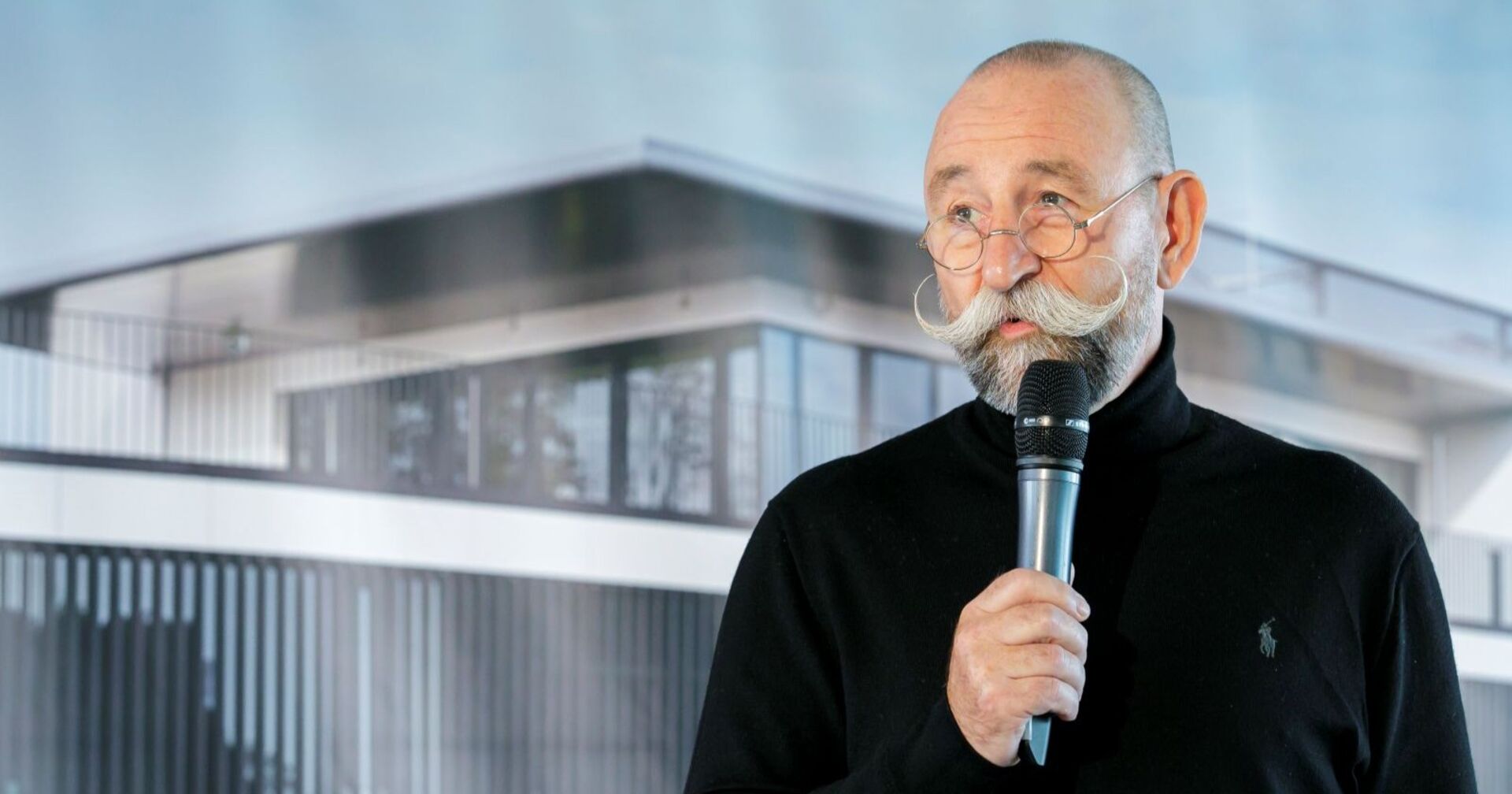 Horst Lichter spricht in ein Mikrophon.