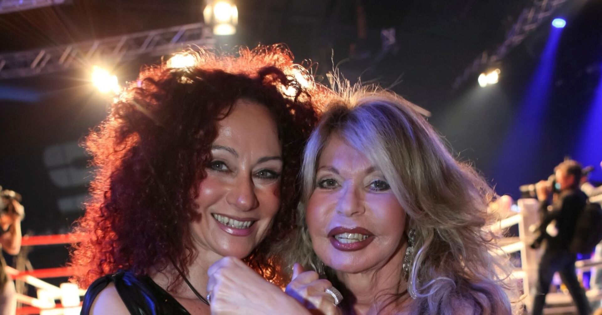 Mausi Lugner und Jeannine Schiller lächeln in die Kamera