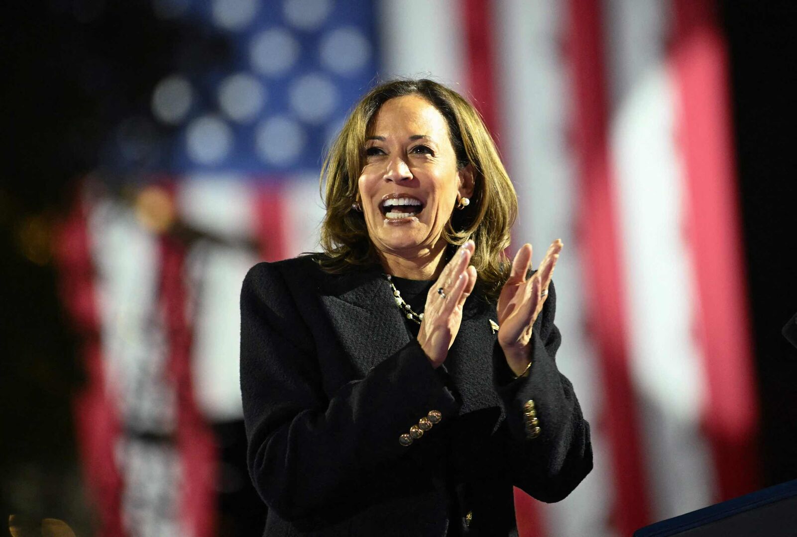 Kamala Harris klatscht