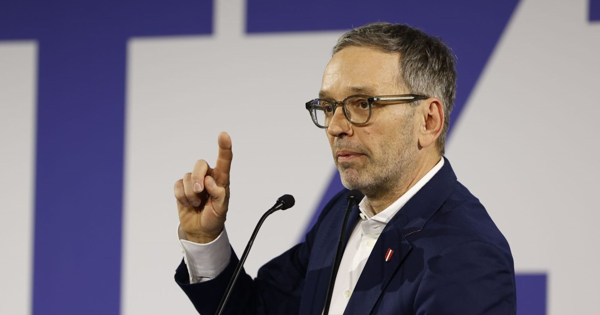 Herbert Kickl feiert nach dem Wahlsieg in der Steiermark das Ergebnis, für ÖVP-Chef Karl Nehammer hat er mahnende Worte.