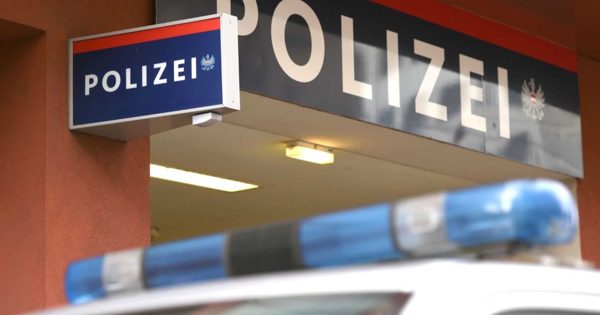 Polizeiauto vor Wache