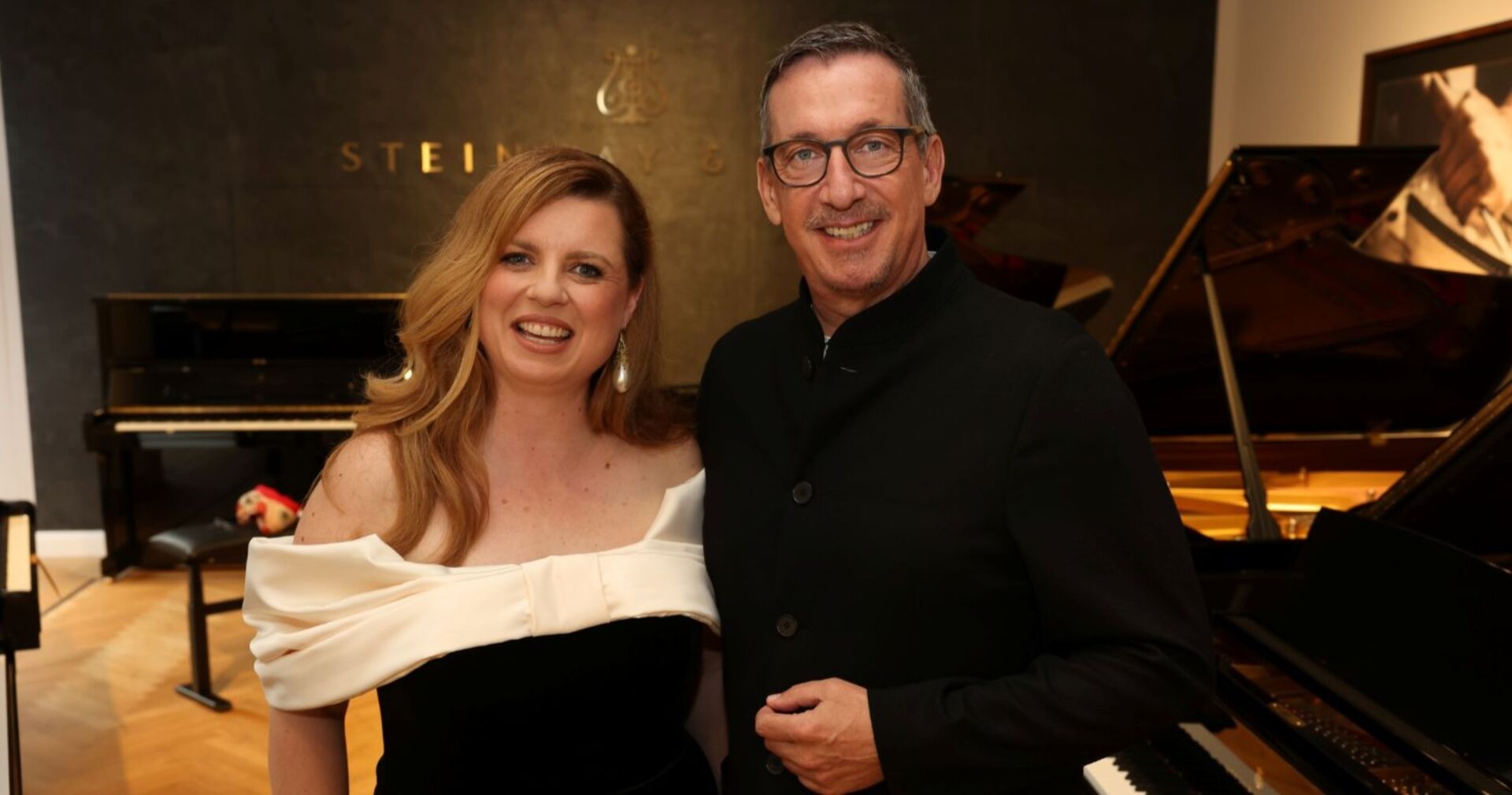 Simone Kopmajer und Viktor Gernot im Flagship-Store von Steinway &amp; Sons am Opernring