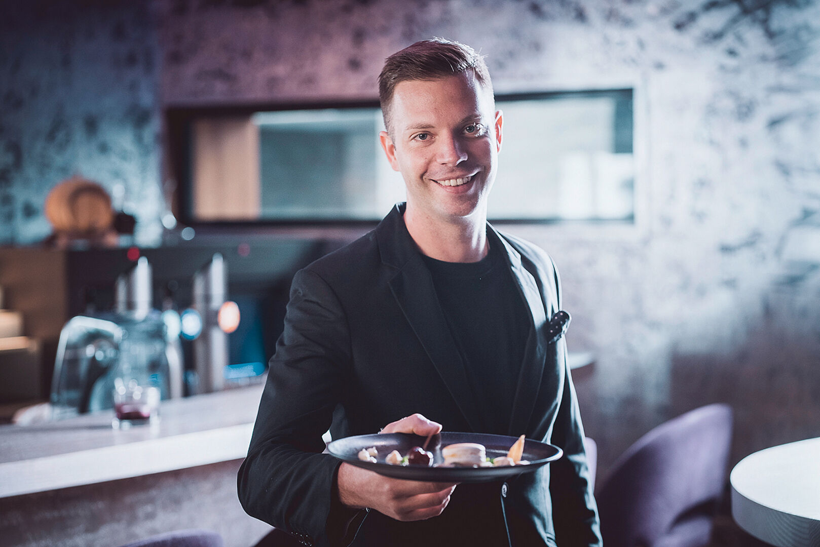 Kellner im Hotel Krallerhof | Credit: David Knoernschild