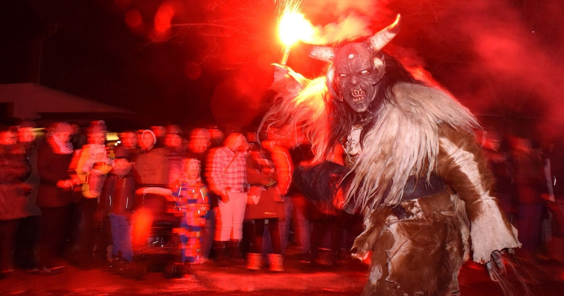 Ein Krampus vor Publikum.