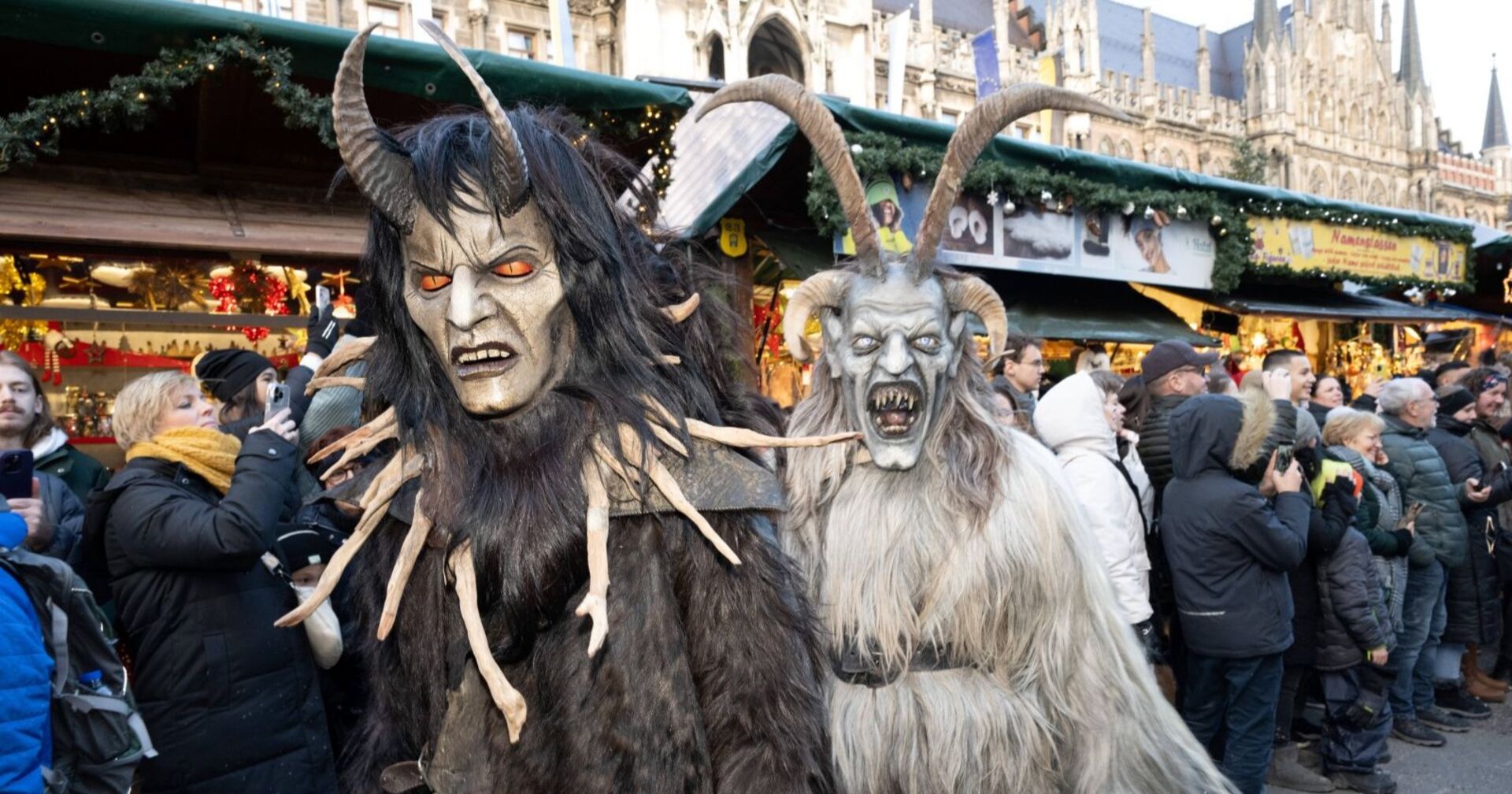 Zwei verkleidete Teilnehmer bei Krampuslauf.