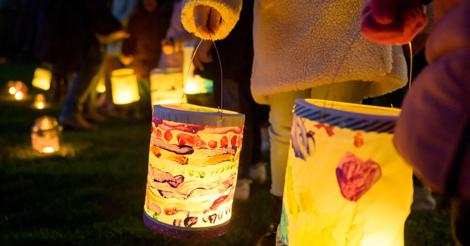 Kinder mit ihren Laternen beim Umzug.