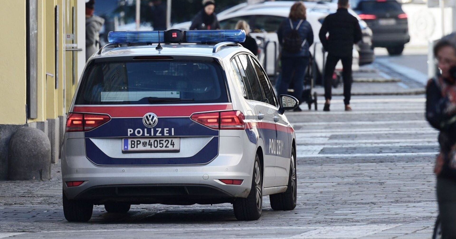 Ein Polizeiwagen steht in einer Straße.