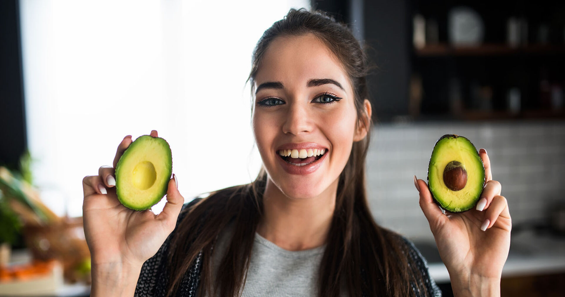 Frau hält zwei Avocados in der Hand | Credit: iStock.com/Lordn