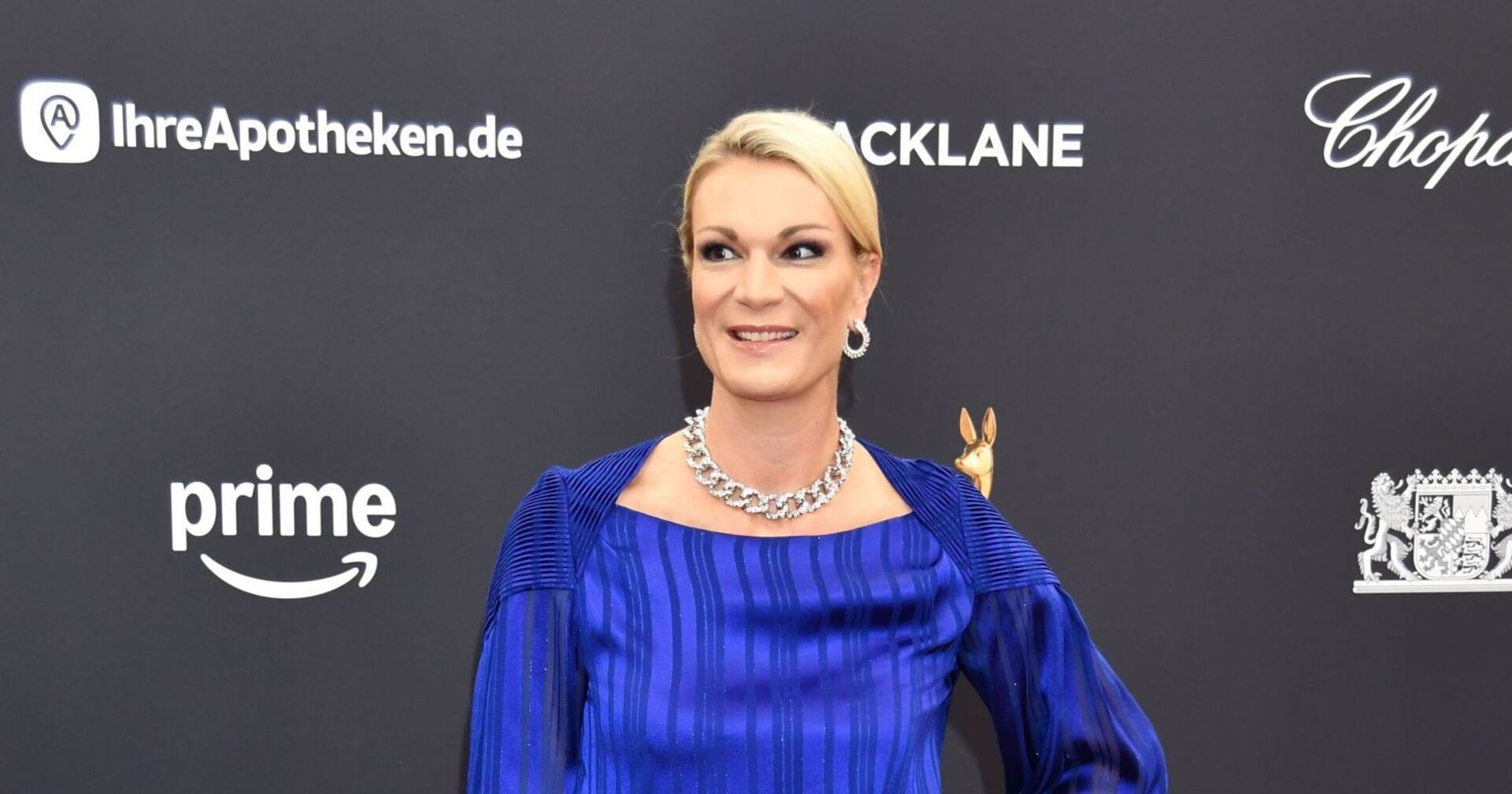 Maria Höfl-Riesch in einem blauen Kleid.