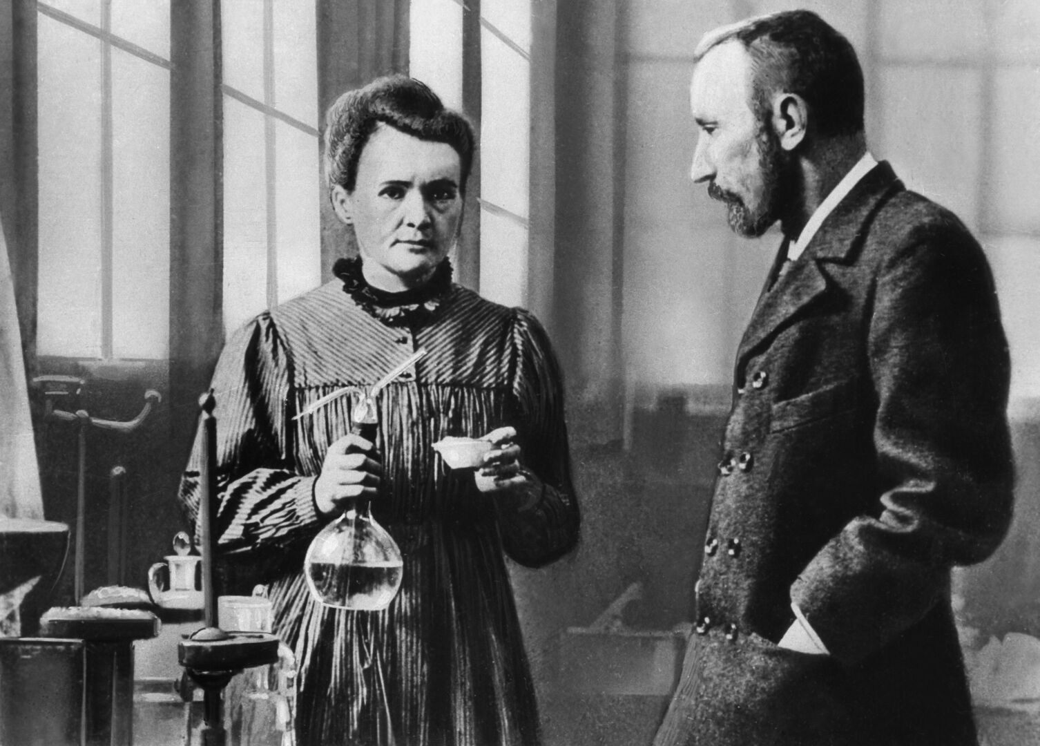Marie Curie mit Ehemann Pierre bei der Arbeit im Labor