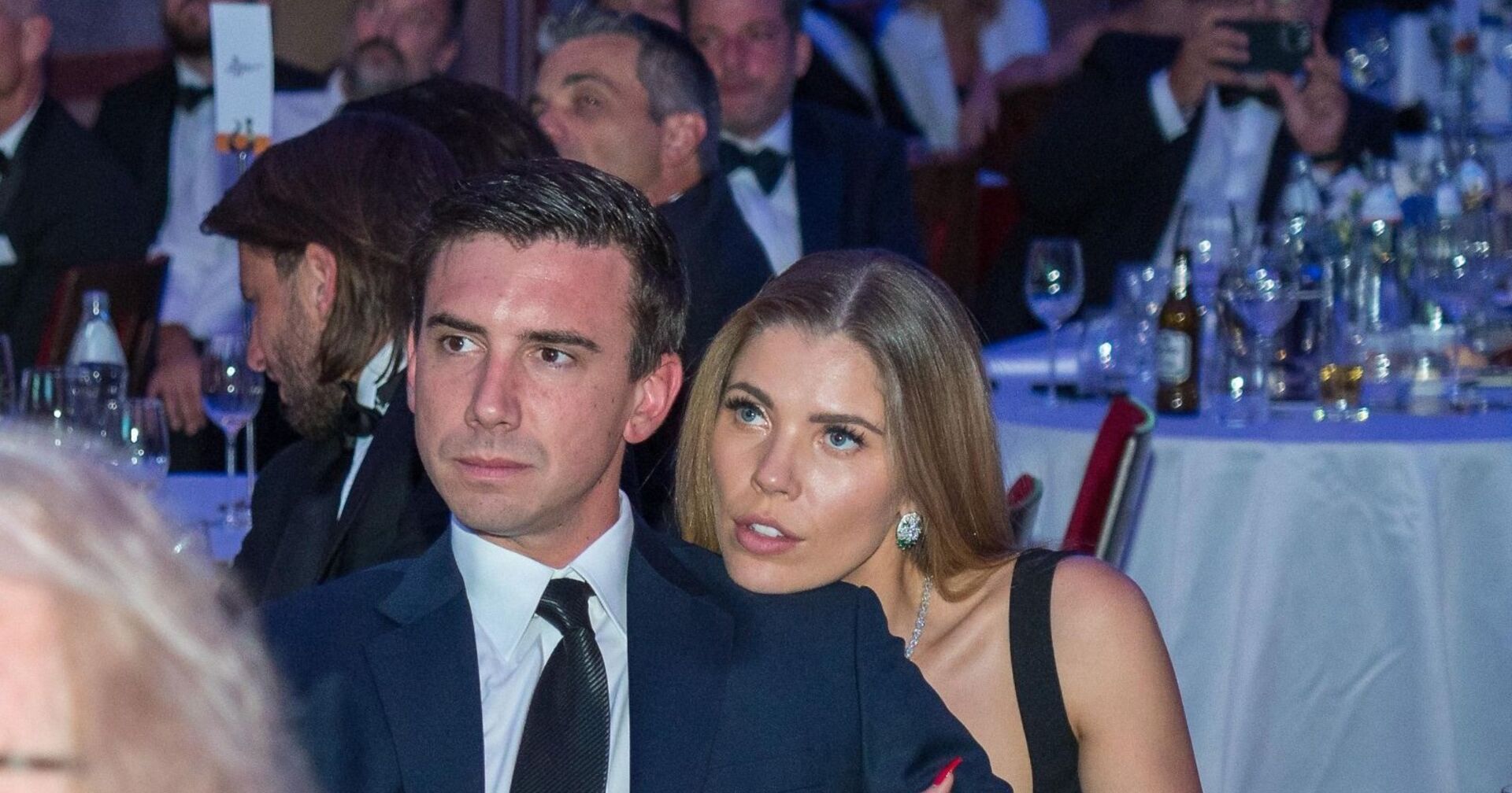 Mark Mateschitz und Victoria Swarovski sitzen zusammen.