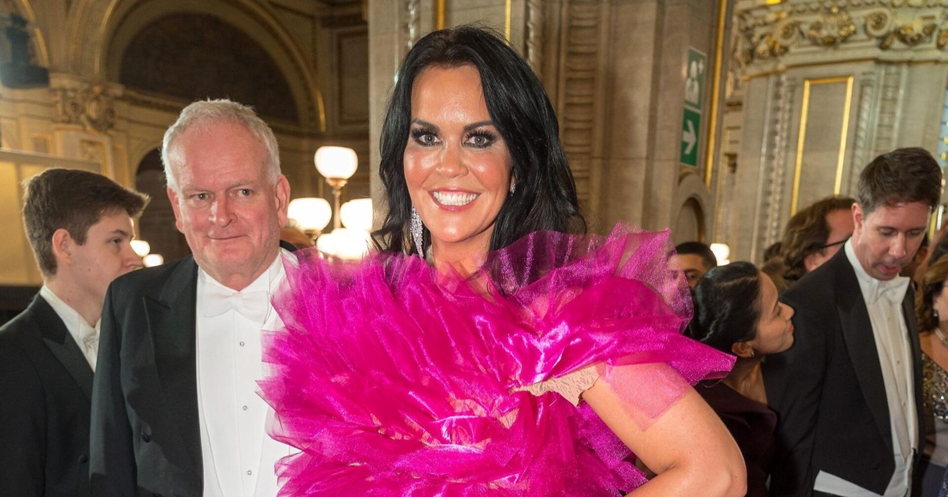 Martina Reuter im pinken Kleid lächelt in die Kamera