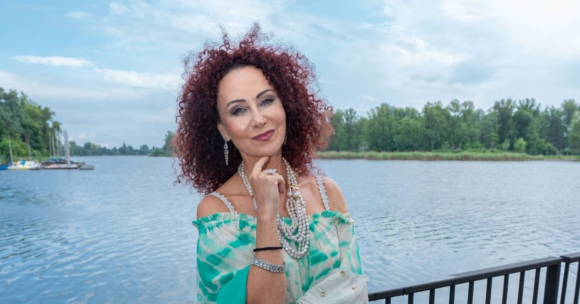 Mausi Lugner auf einer Brücke