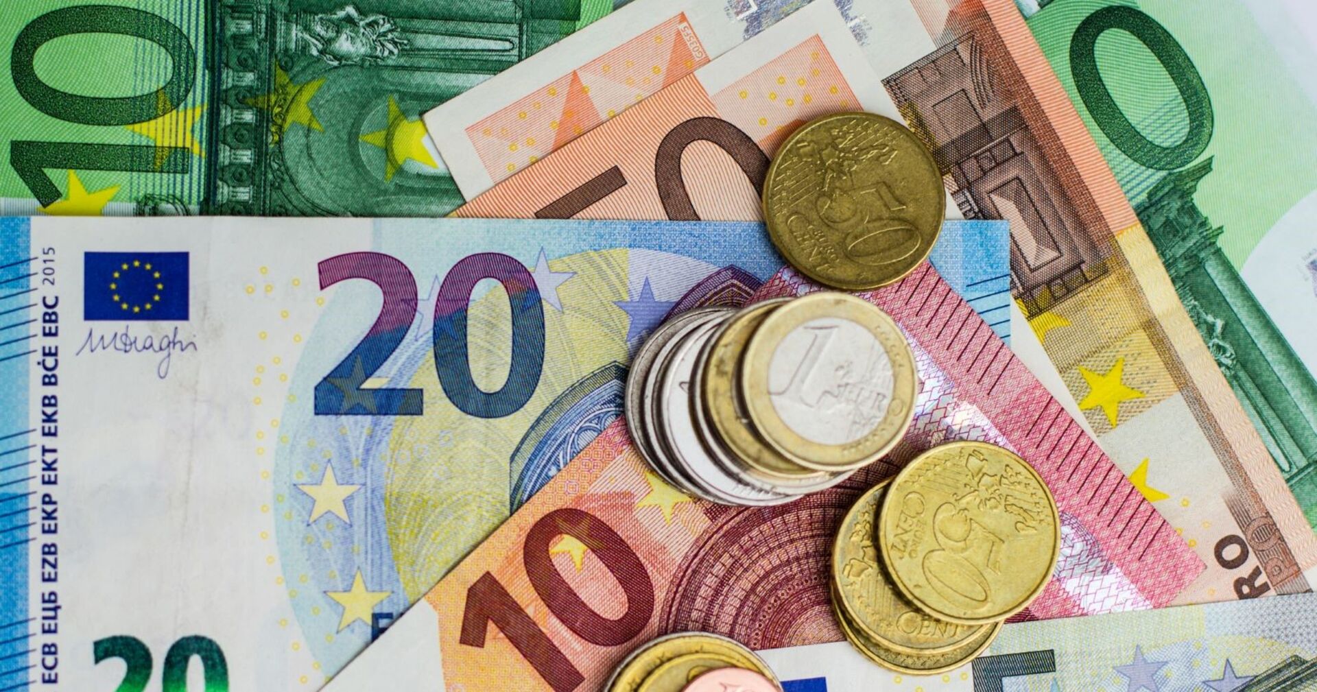 Geldscheine und Münzen: Familien bekommen 2025 mehr Geld.T