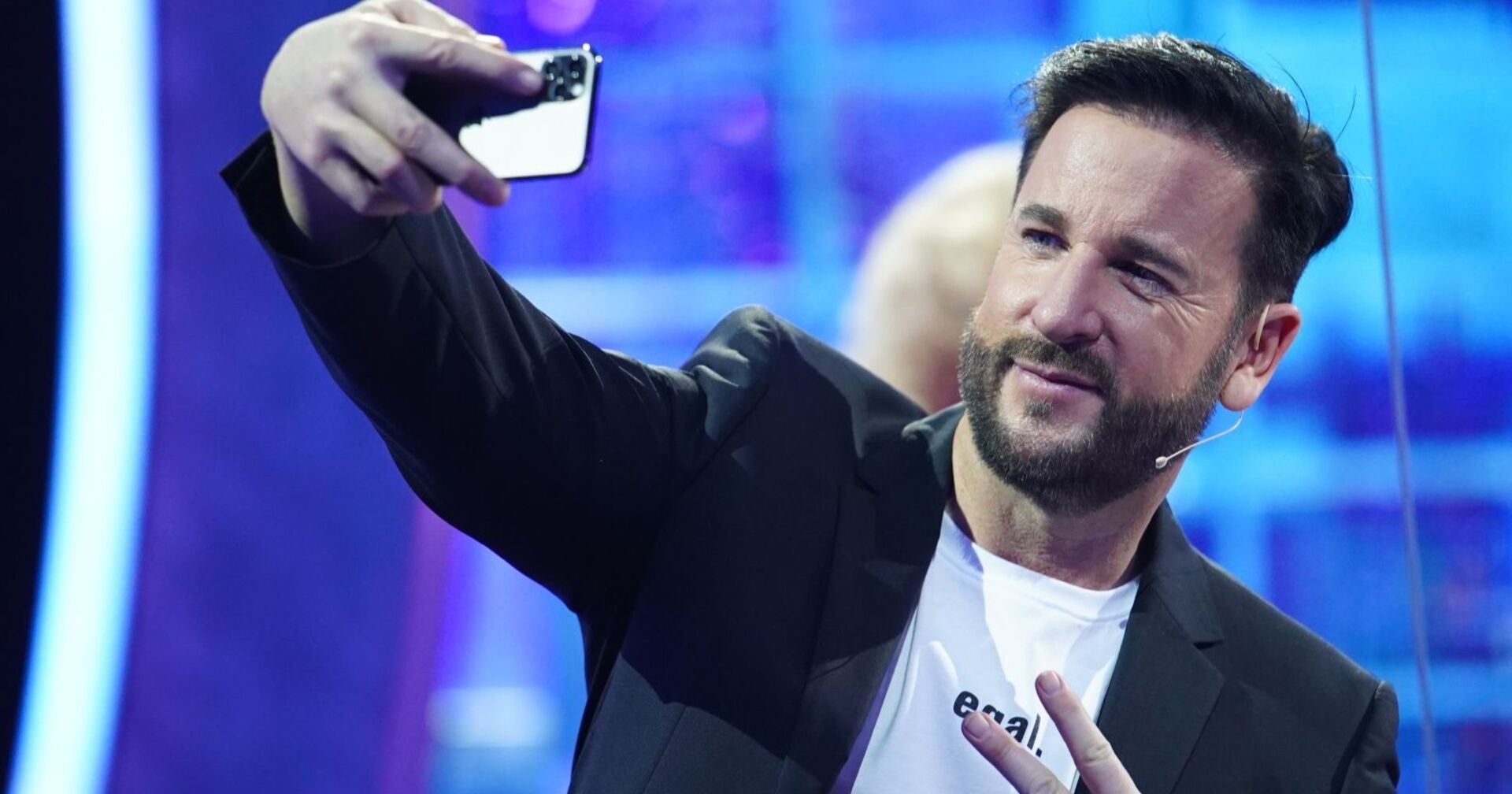Michael Wendler macht ein Selfie