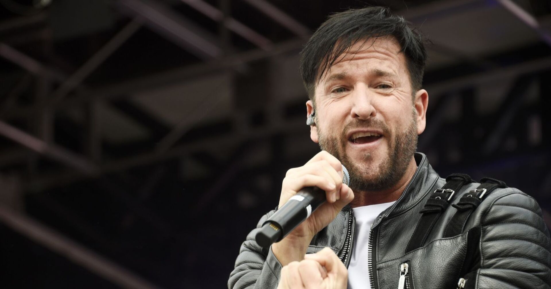 Michael Wendler singt in ein Mikrophon