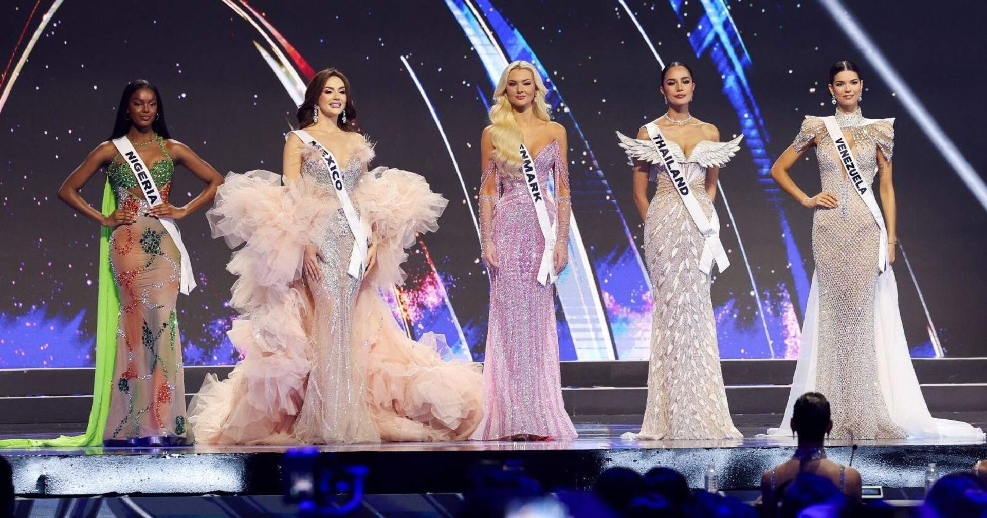 Die Finalistinnen von &quot;Miss Universe 2024&quot; auf der Bühne.