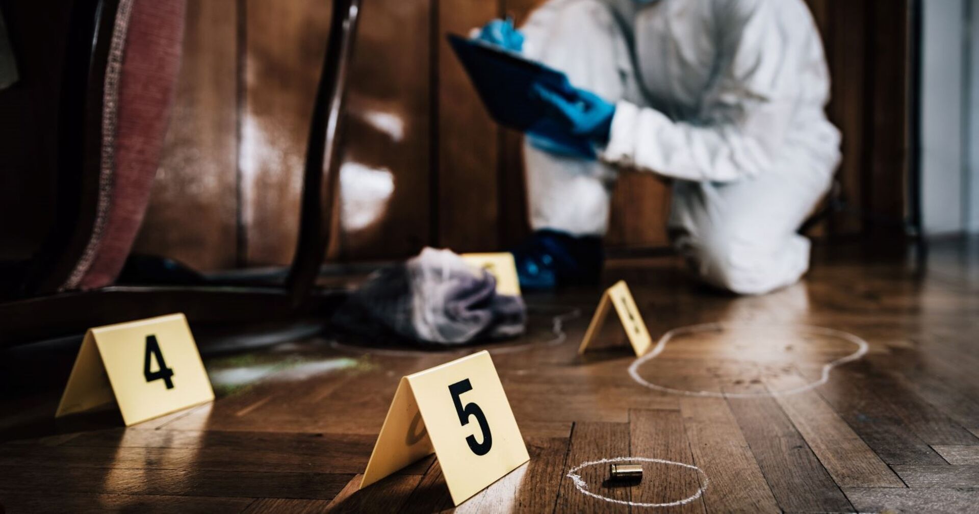 Ein Ermittler an einem Tatort.