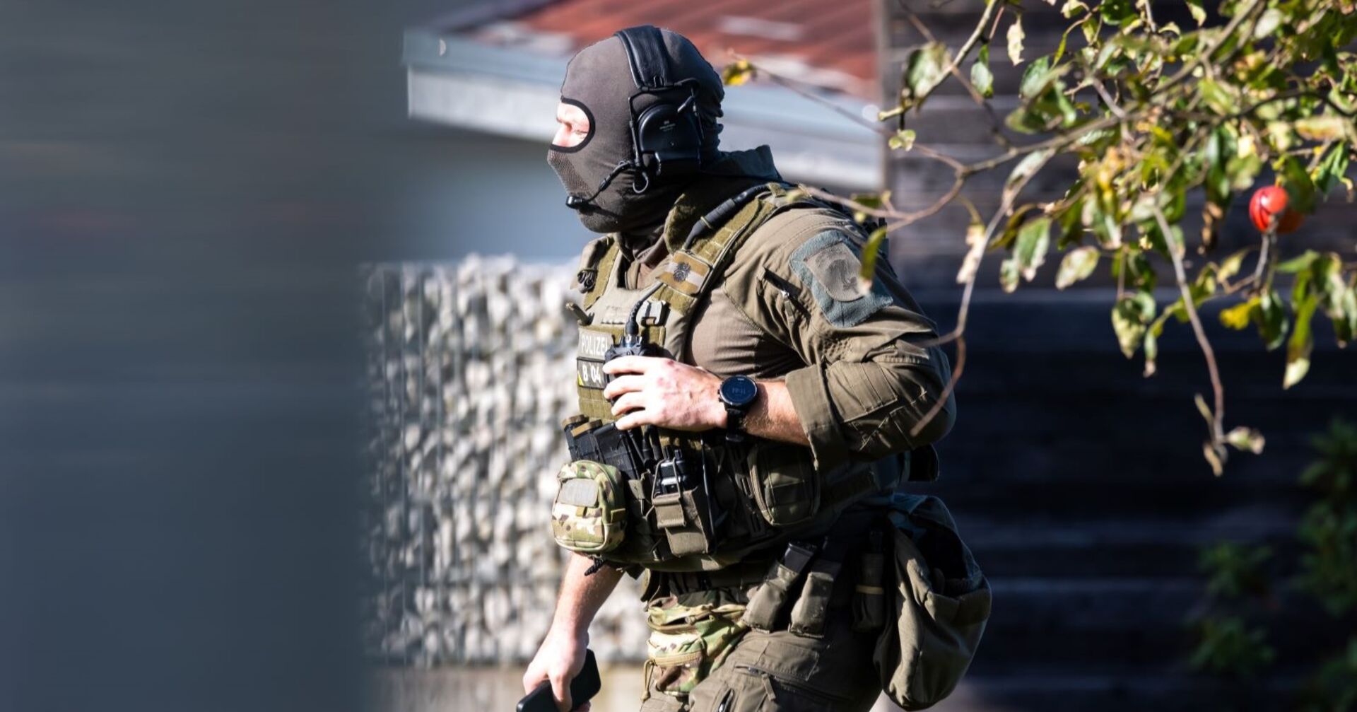 Die Polizei ist schwer bewaffnet auf der Suche nach dem flüchtigen Doppelmörder.