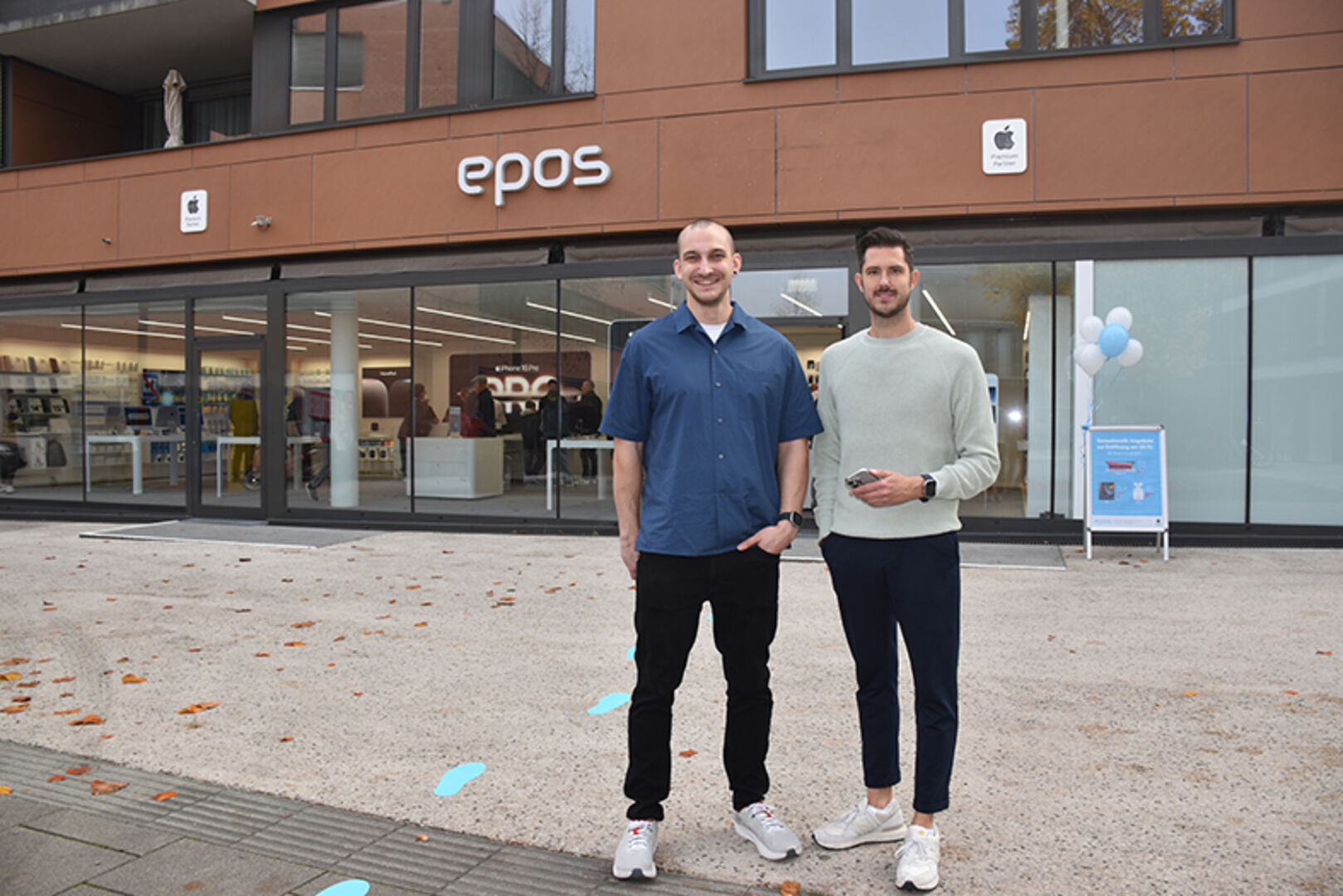 Vor dem epos Flagshipstore: Die stv. GF Lukas Degenkolb (Business Development) und Julien Markoff (Marketing, HR)