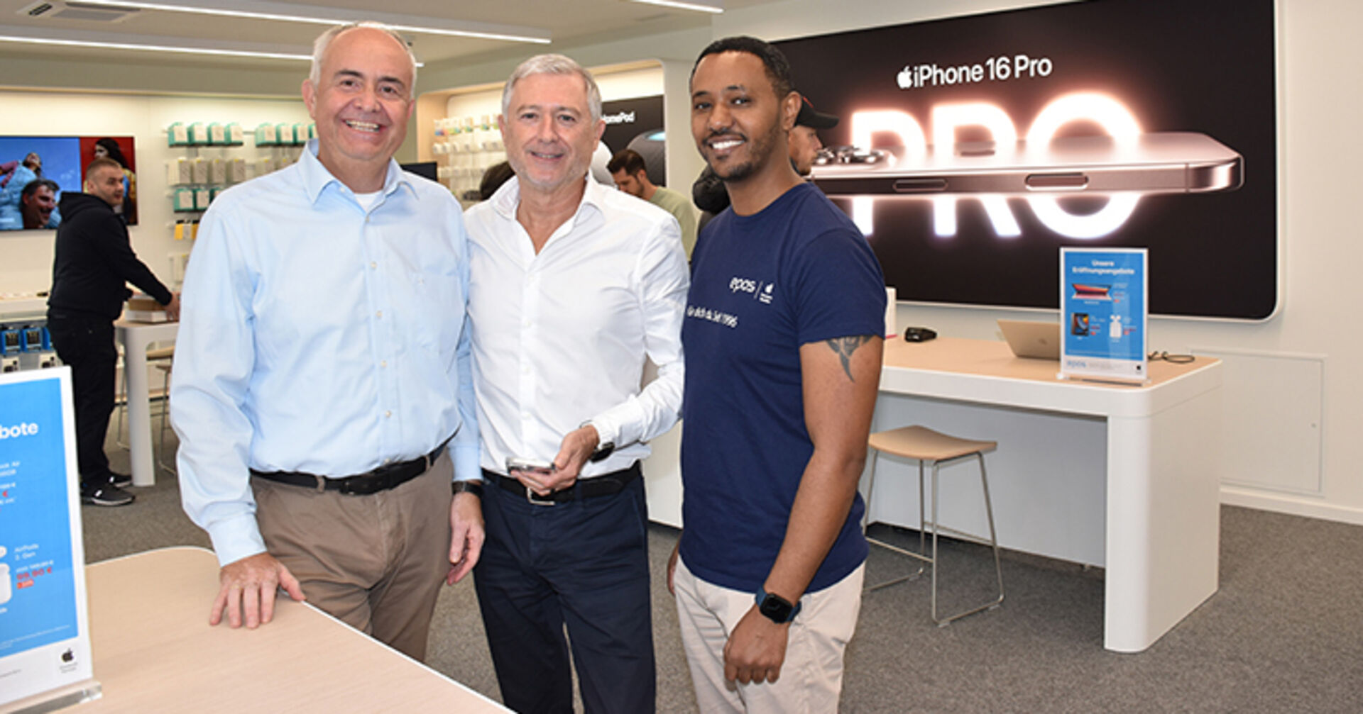 epos-Geschäftsführer Emilio Bietti (mi.) mit epos-Filialleiter Tedi Mandefro (re.) und Bürgermeister Manfred Böhmwalder