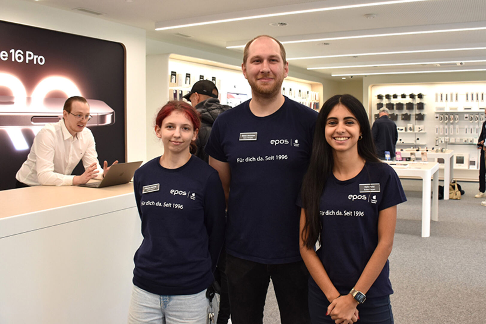 epos Mitarbeiter:innen Bianca  Piersig (Trainee), Stefan Ronacher (Sales Champion) und Helin Polat (Sales Expert) (v. li.)
