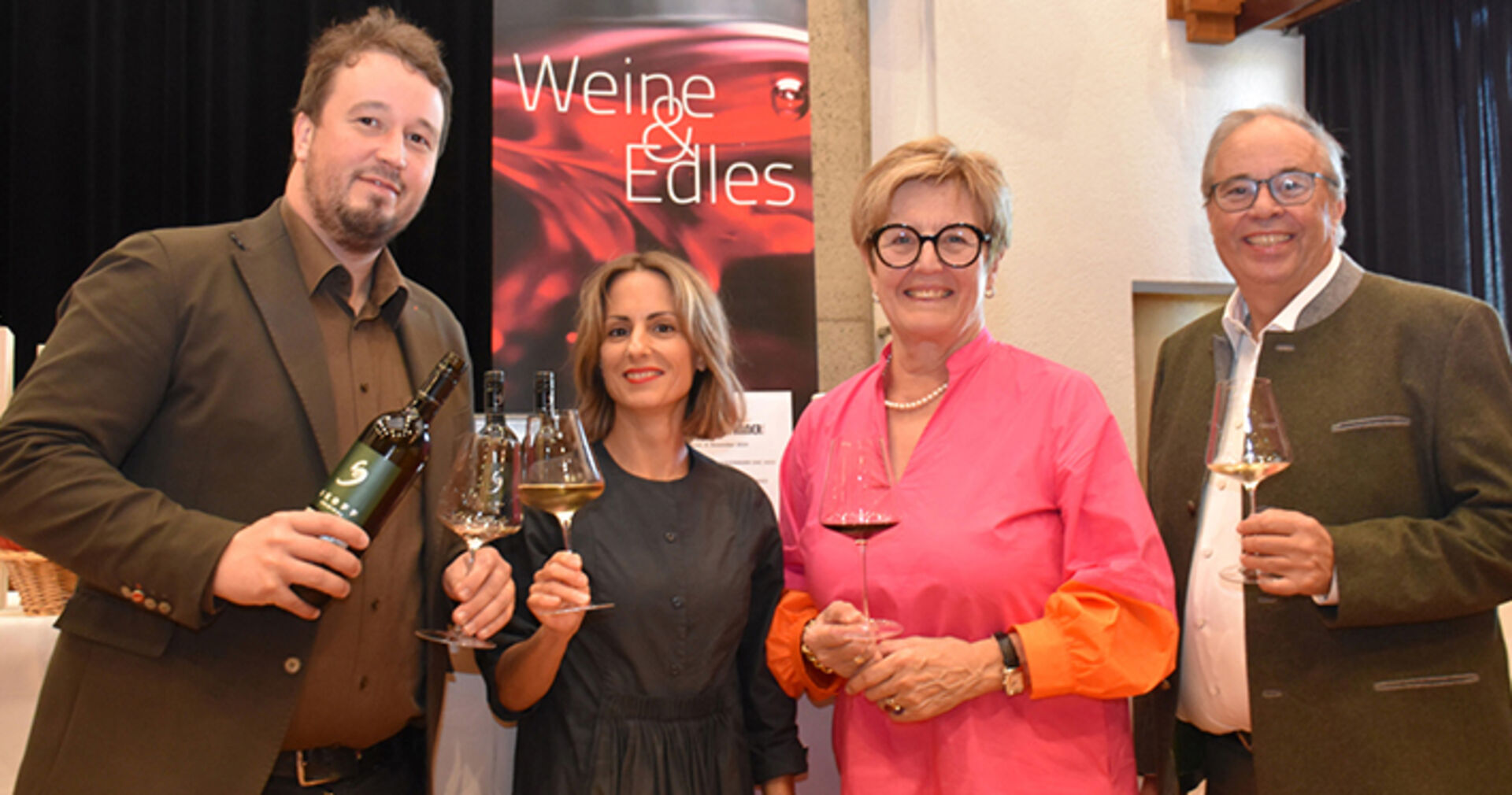 Für die große Degustation von edlen Weinen und feinen Destillaten öffnete Pfanner &amp;  Gutmann „ihren Weinkeller“ im Hofsteigsaal: Veranstalter Markus Pfanner, Anna Alacker, Marie-Luise Dietrich und Walter Pfanner  (v.li.)