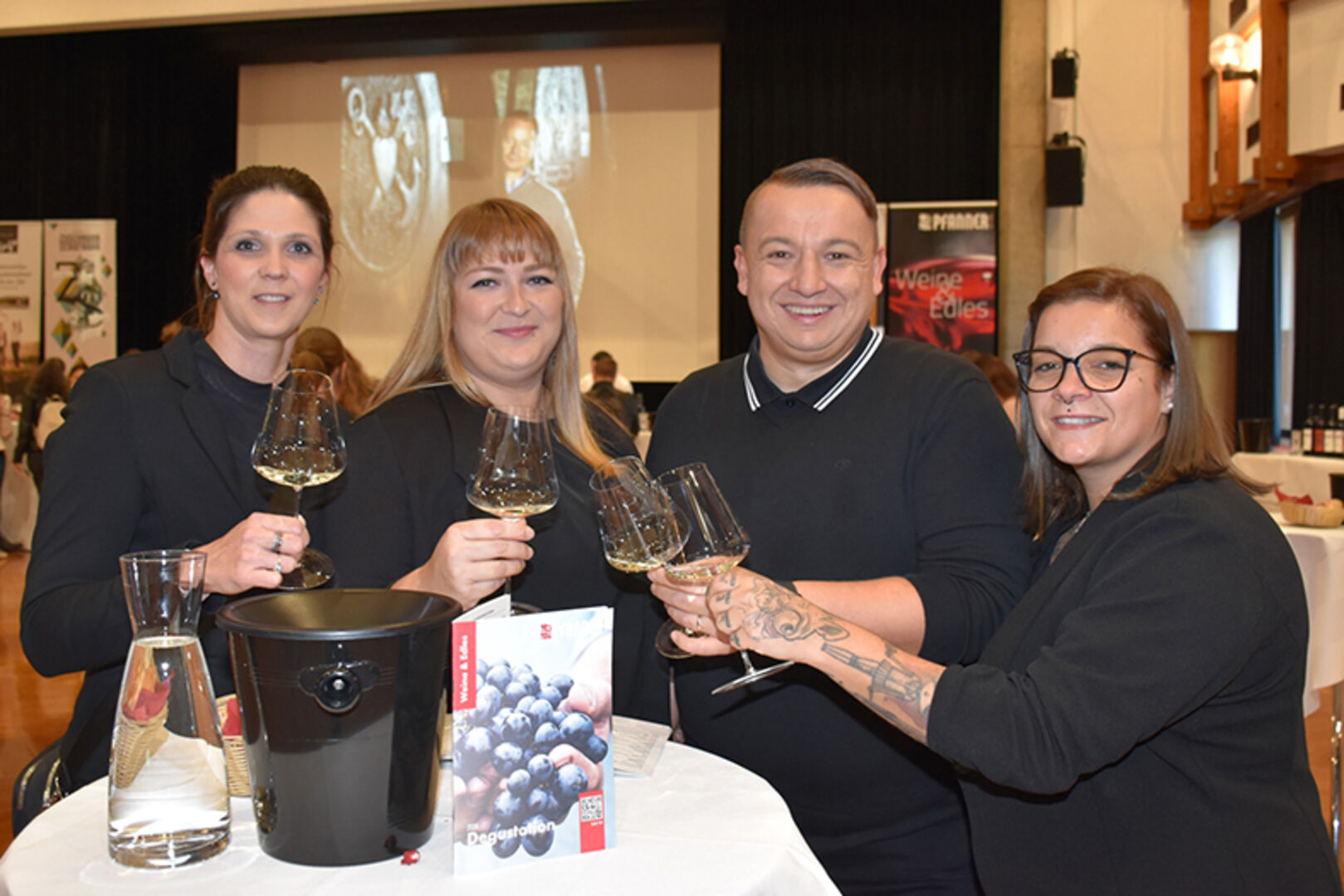 Kommen jedes Jahr zur Weindegustation: Angie Greif, Laura Dueler, Stefan Sögner und Julia Germann (v. li.)