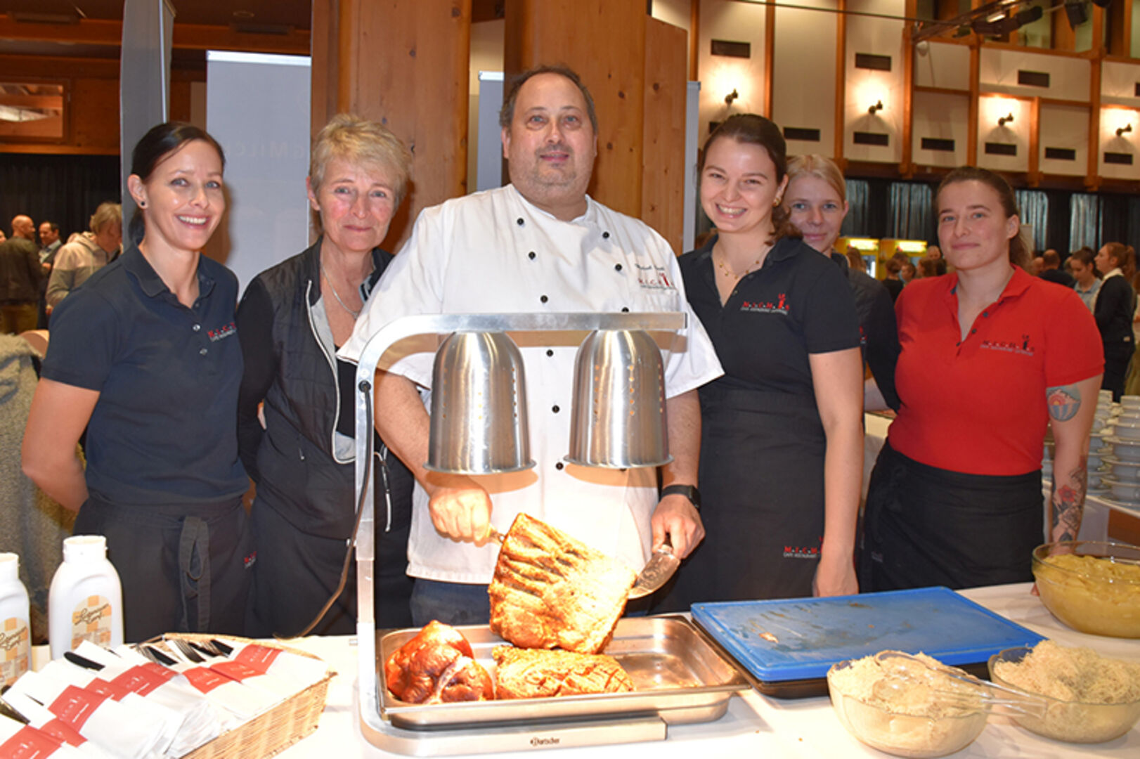 Michael „Michi“ Erath (Michis Cafe Lauterach, mi.) mit Belinda, Siegrun, Julia, Vanessa und Bianca (v. li.)