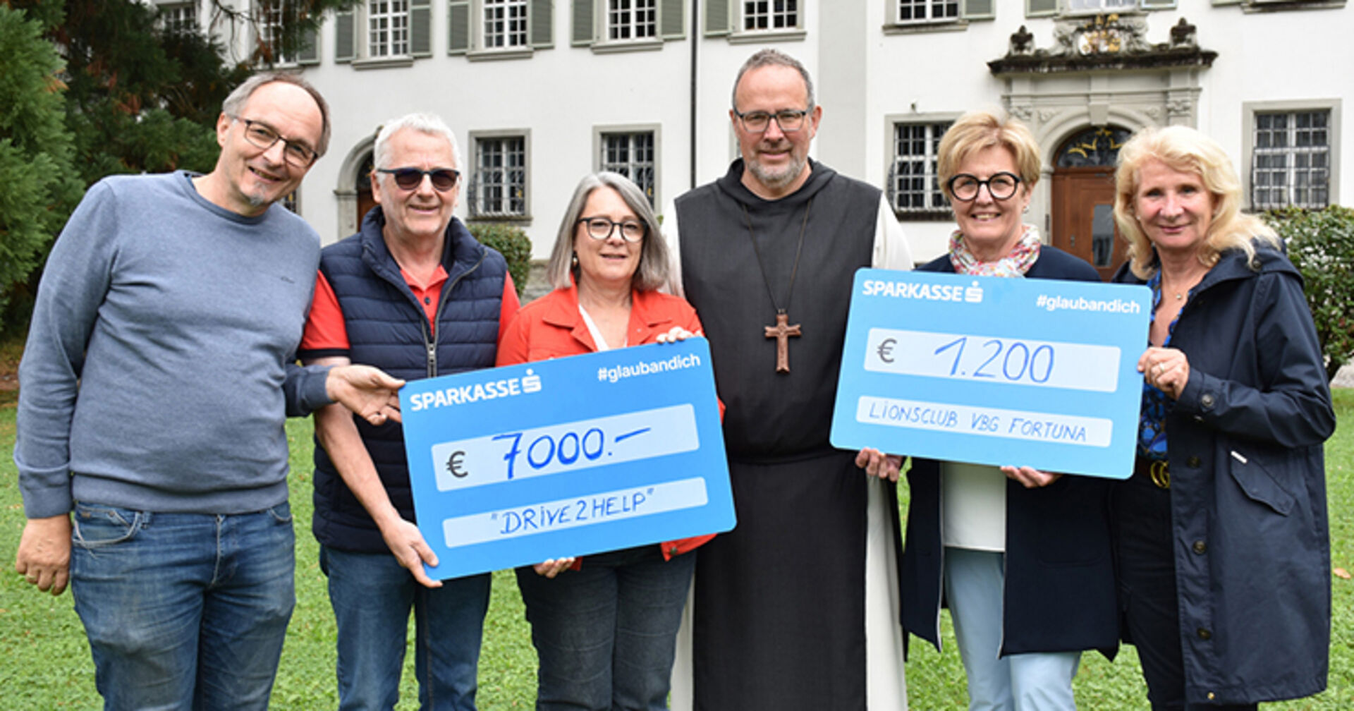 Veranstalter Gernot Stoitzner, Hans-Peter und Beate Schuler mit Abt Vizenz sowie vom Lions Club Fortuna Vorarlberg Marie-Luise Dietriche und Christine Voss