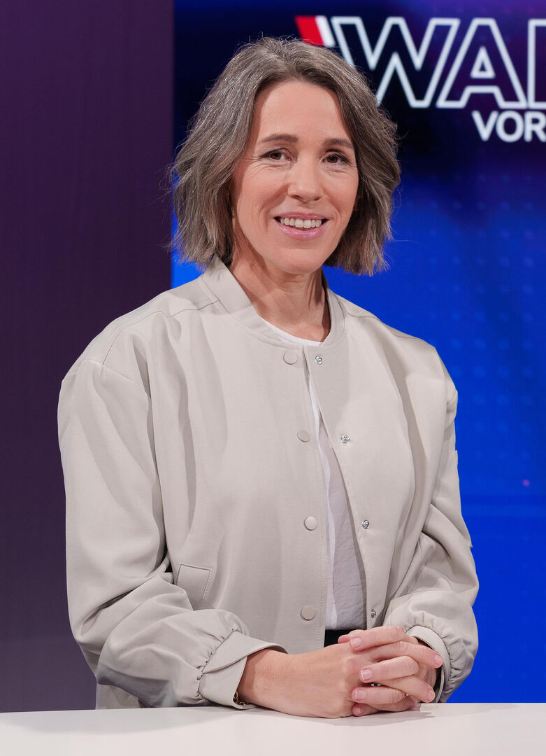 Was steckt hinter politischen Entscheidungen und welche Zusammenhänge gibt es? Simma-Wallinger ordnet das politische Geschehen regelmäßig für das ORF Vorarlberg-Publikum ein und interviewt die Polit-Spitzen.