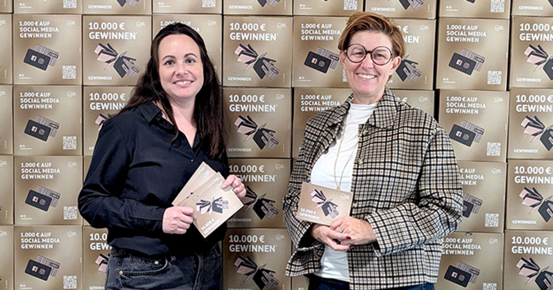 Die Organisatorinnen des inside Gewinnspiels, Sabine Tagwercher und GF Heidi Mark (v. li.) im inside Büro