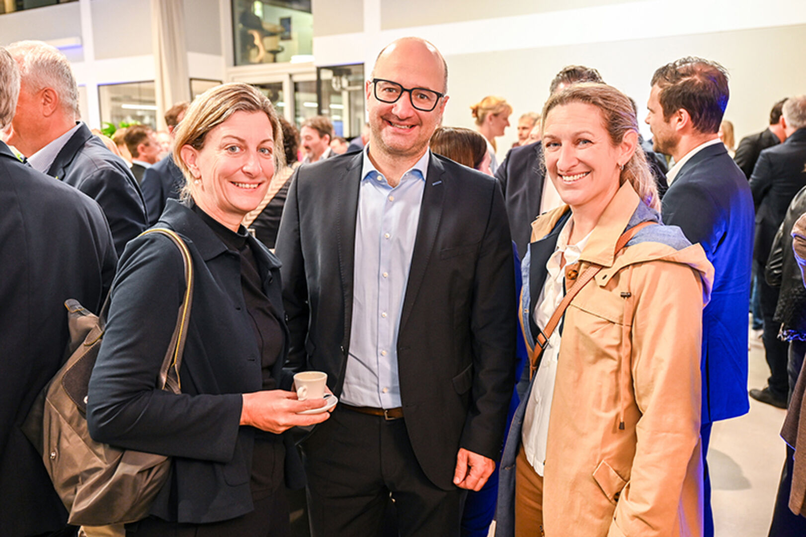 Barbara Erath-Hutle (li.) und  Judith Giesinger-Hutle (Tischlerei &amp; Innenarchitektur) mit Johannes Oelz (Hypo Vorarlberg)