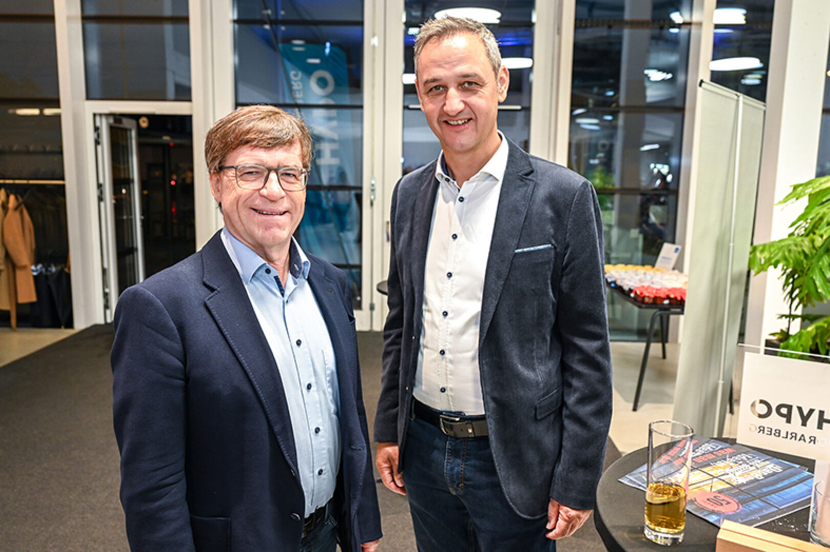 Reinhard Braun (Pantec) und Thomas Sohm (Carini Etiketten) (v. li.)