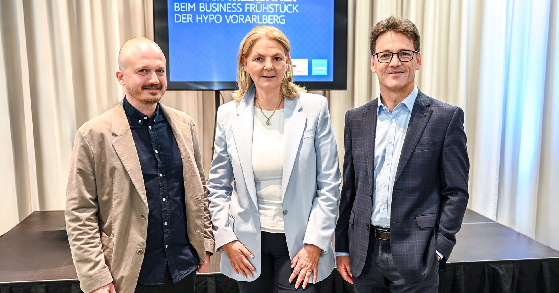 Gastgeber und GF Samuel Feuerstein (Dorfinstallateur), Referentin Ana-Cristina Grohnert und Hypo Vorarlberg Vorstand Wilfried Amann (v. li.)