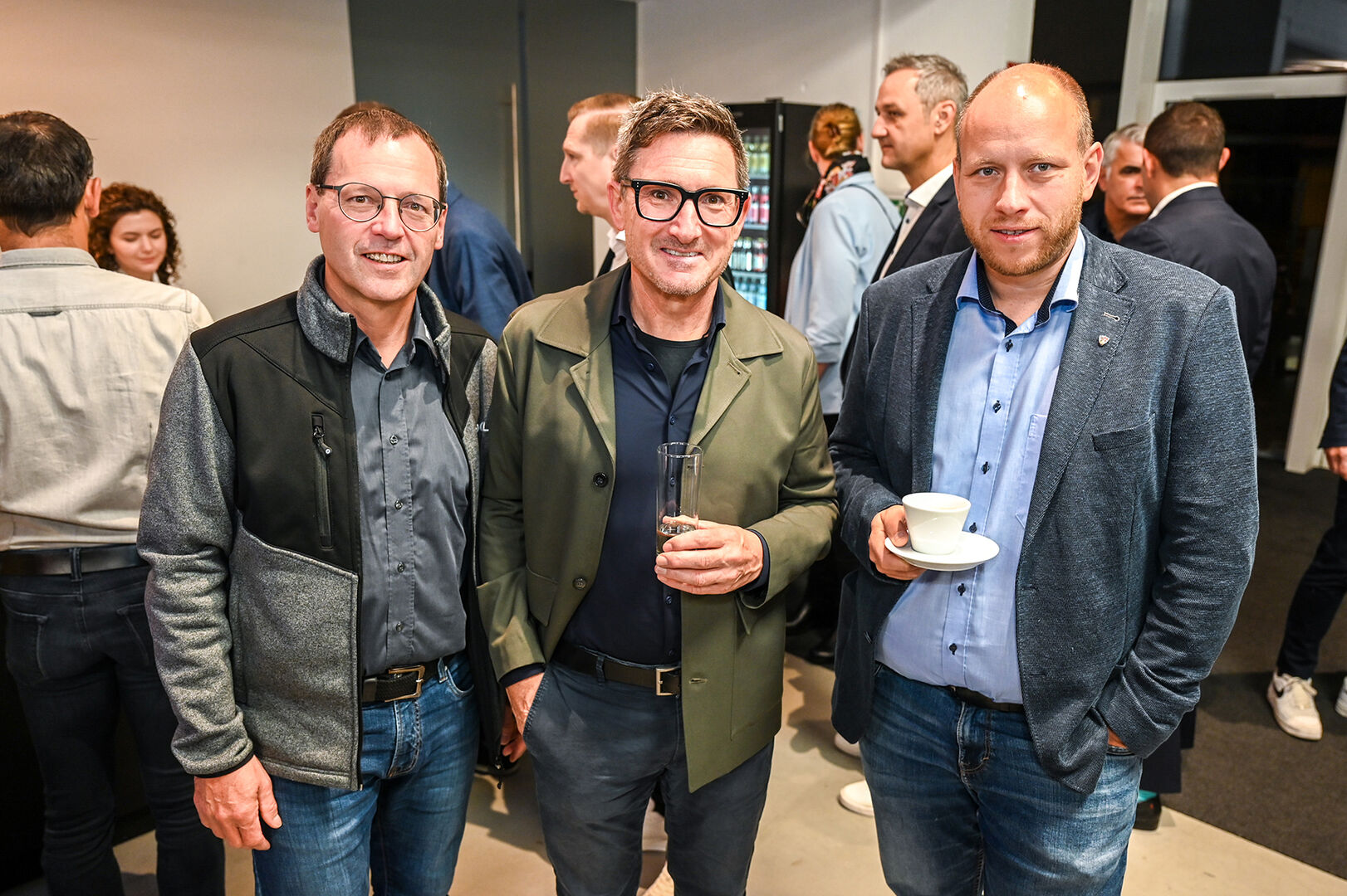 GF Werner Beck (li.) und GF Alexander  Bell (beide Fliesenpool) mit GF Gerhard Müller (Müller Wohnbau) (Mitte)
