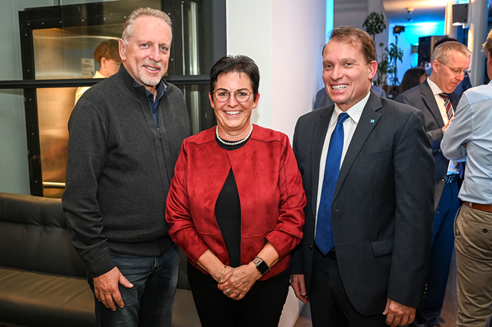 Alt AK-Präsident Hubert Hämmerle mit Christine, Jean Wiech (Hypo Lustenau) (v. li.)