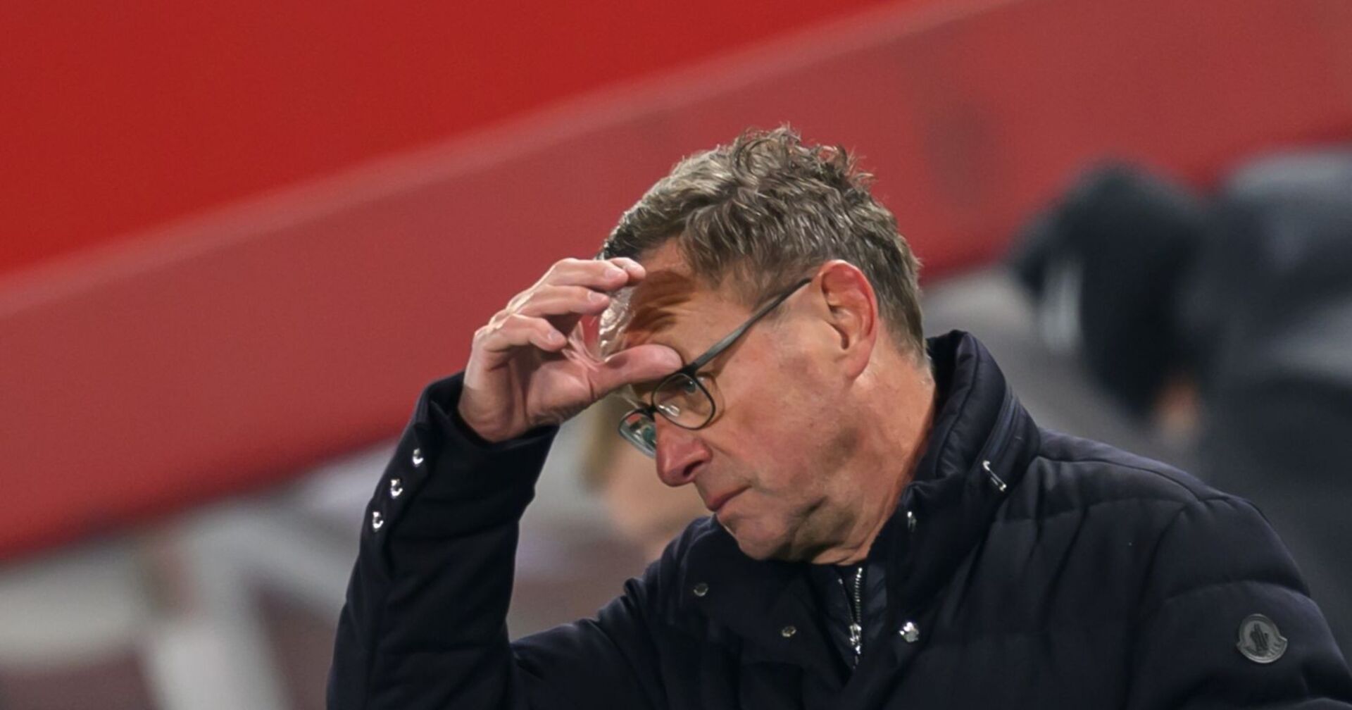Trainer Ralf Rangnick greift sich auf den Kopf