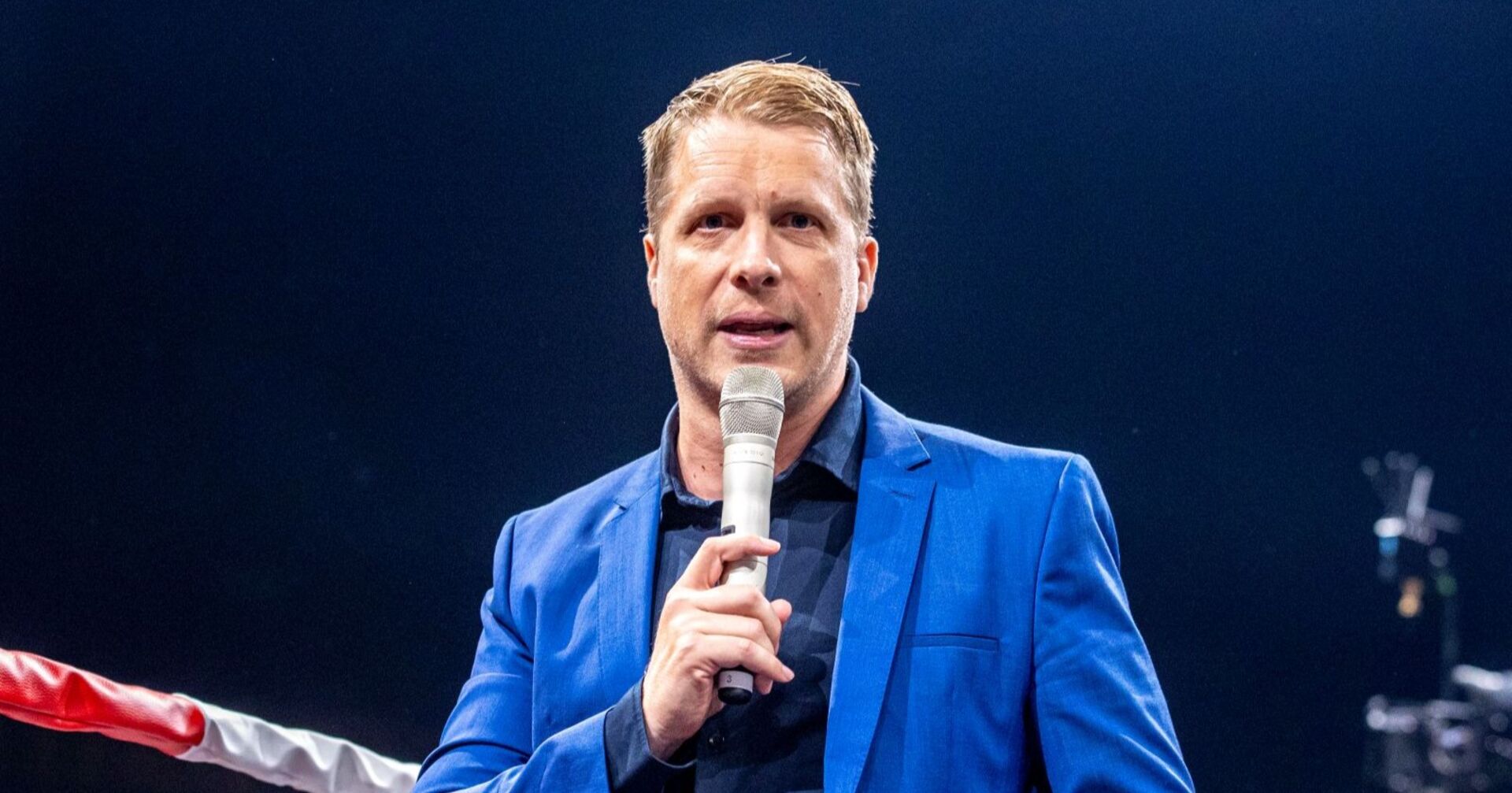 Oliver Pocher mit Mikrophon.